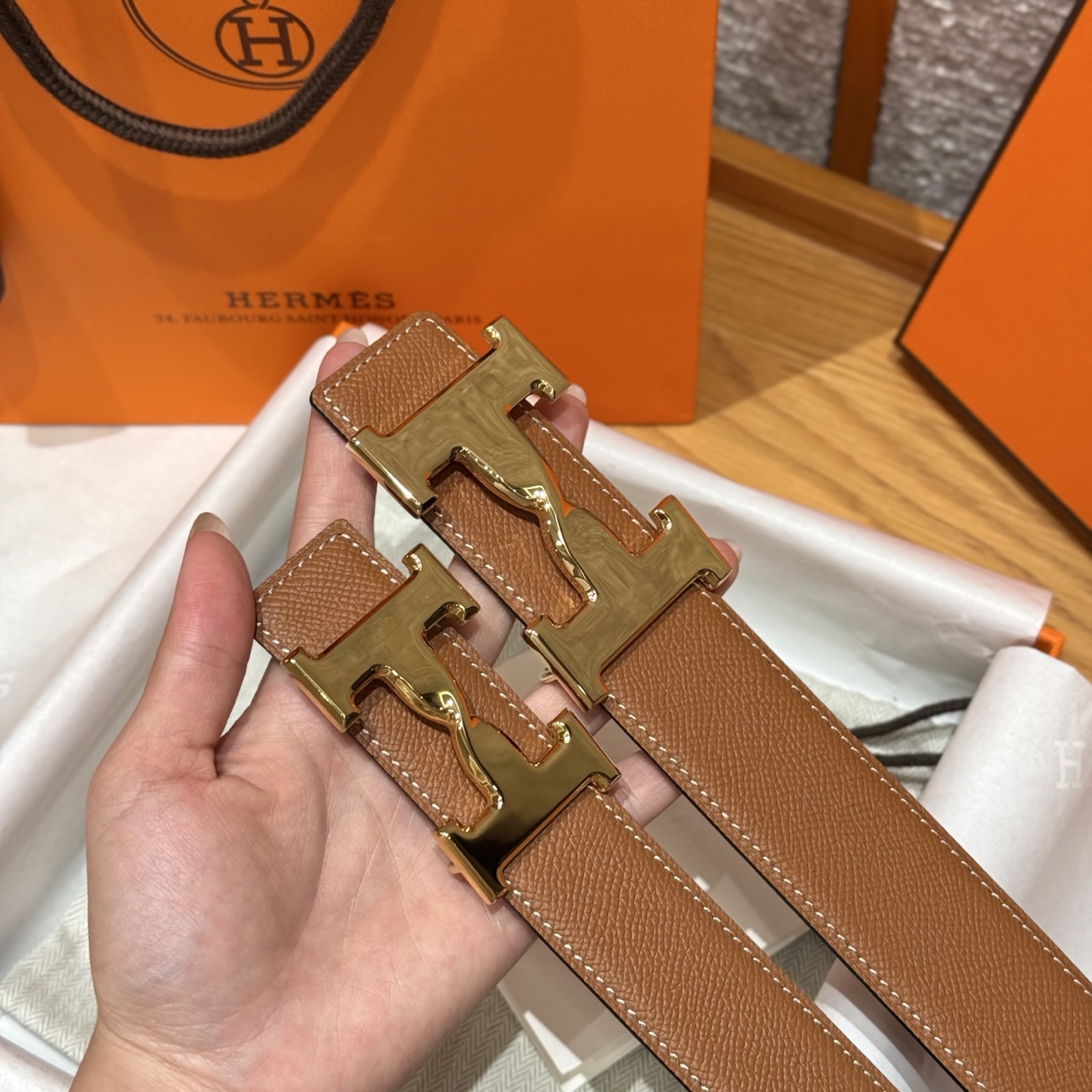 H家男款金棕色腰带 - 双面デザインと3D効果の洗練されたスタイル