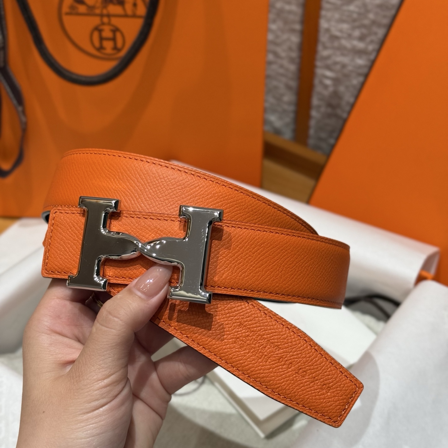 H家男款腰带 - スタイリッシュで高級感溢れるリバーシブルデザイン