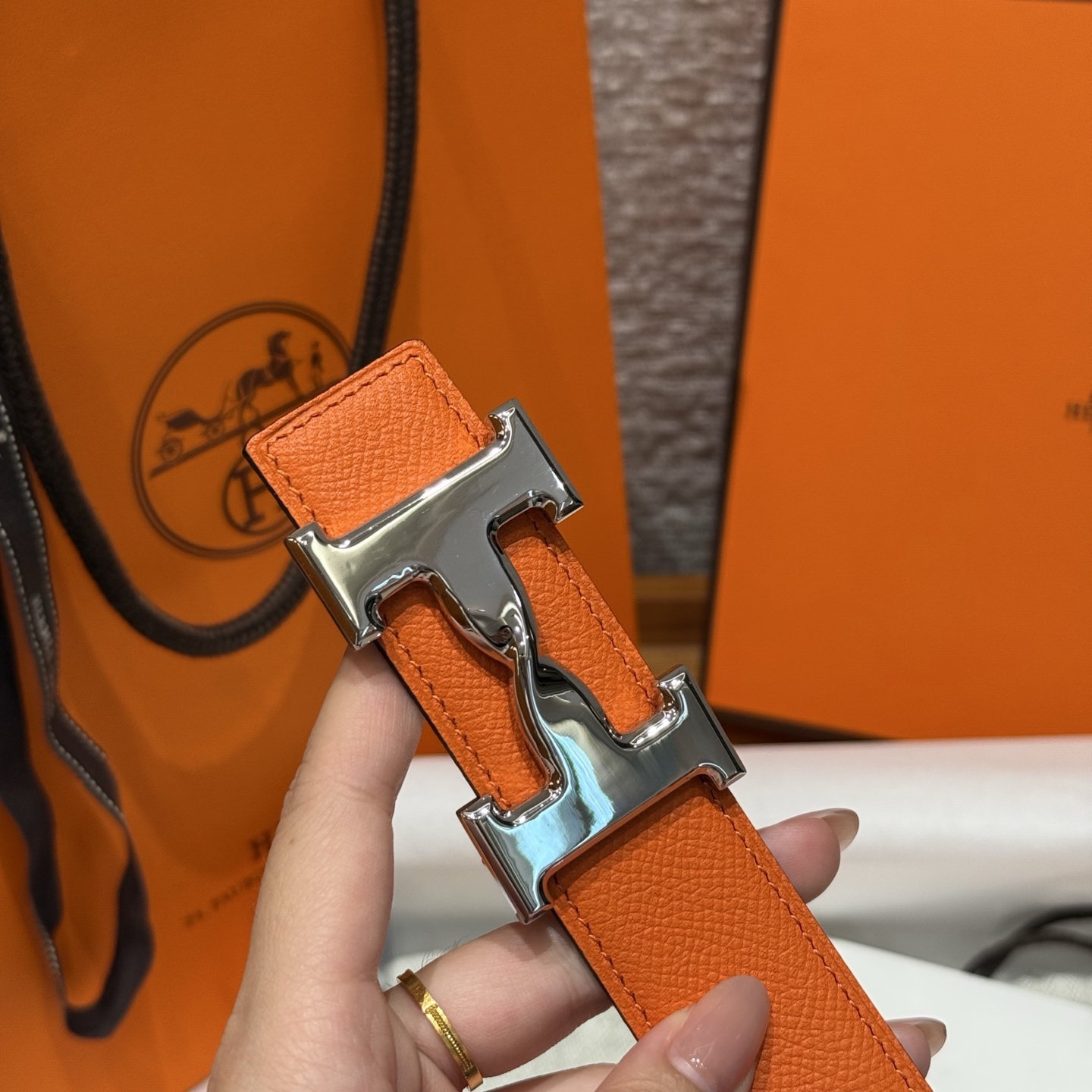 H家男款腰带 - スタイリッシュで高級感溢れるリバーシブルデザイン