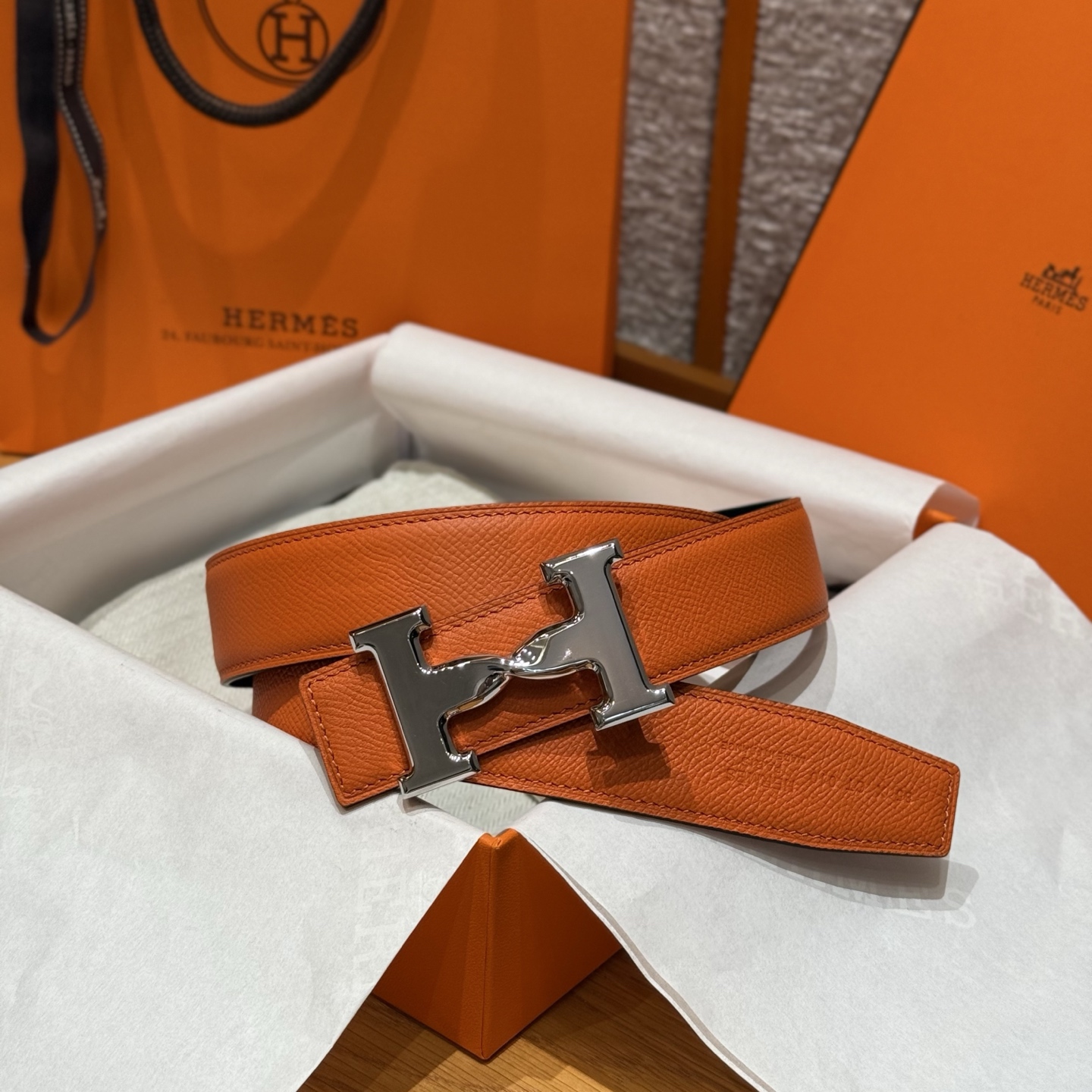 H家男款腰带 - スタイリッシュで高級感溢れるリバーシブルデザイン