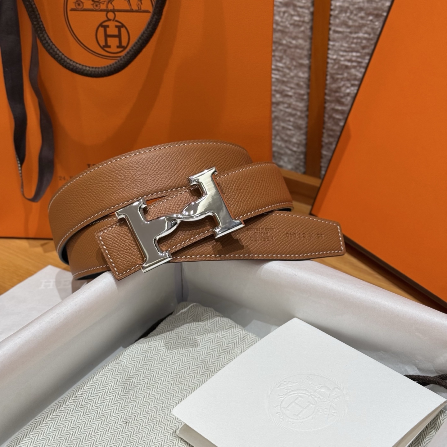 H家男款腰带 - デザイン性と機能性を兼ね備えたビジネス＆カジュアル向け