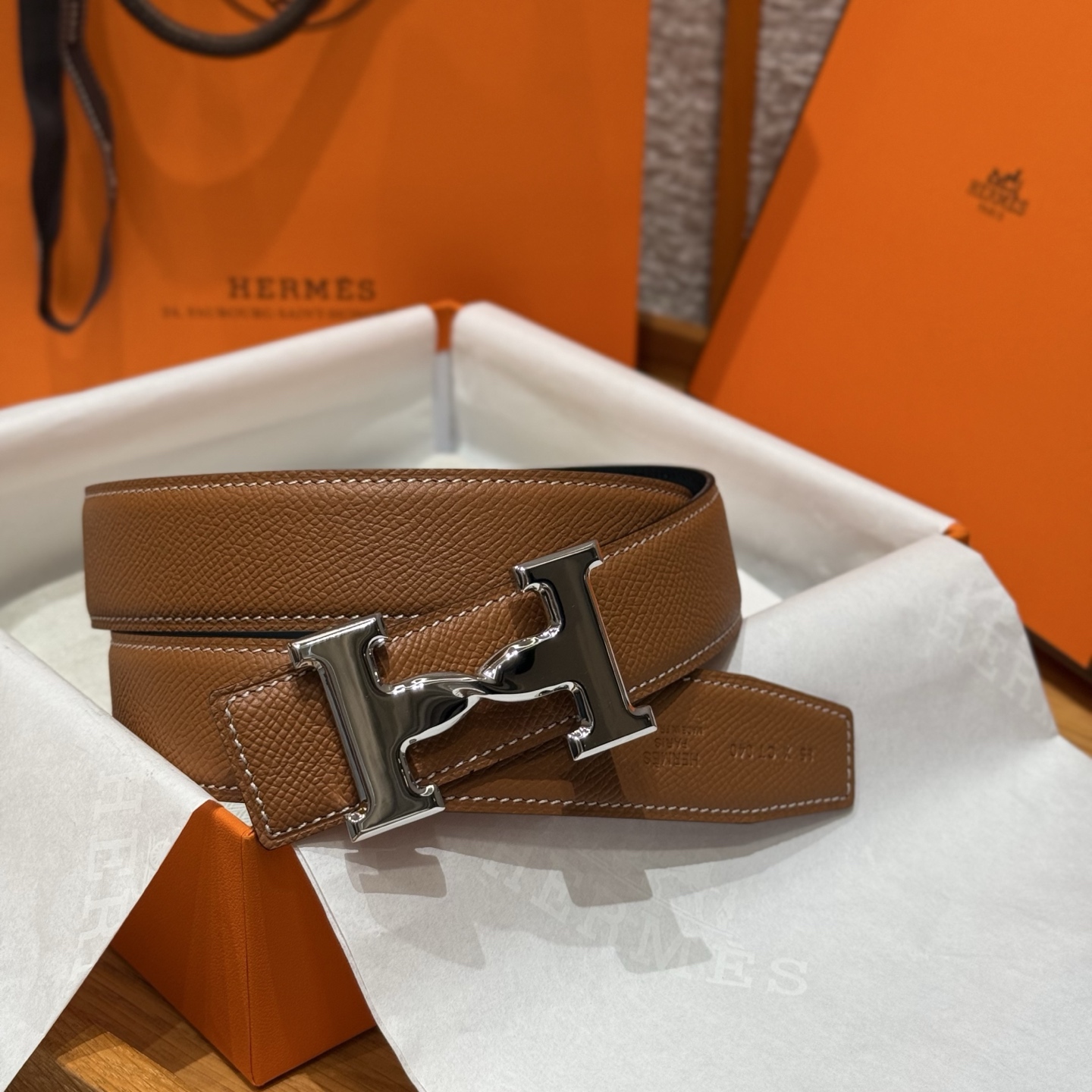 H家男款腰带 - 贅沢で現代的なデザイン