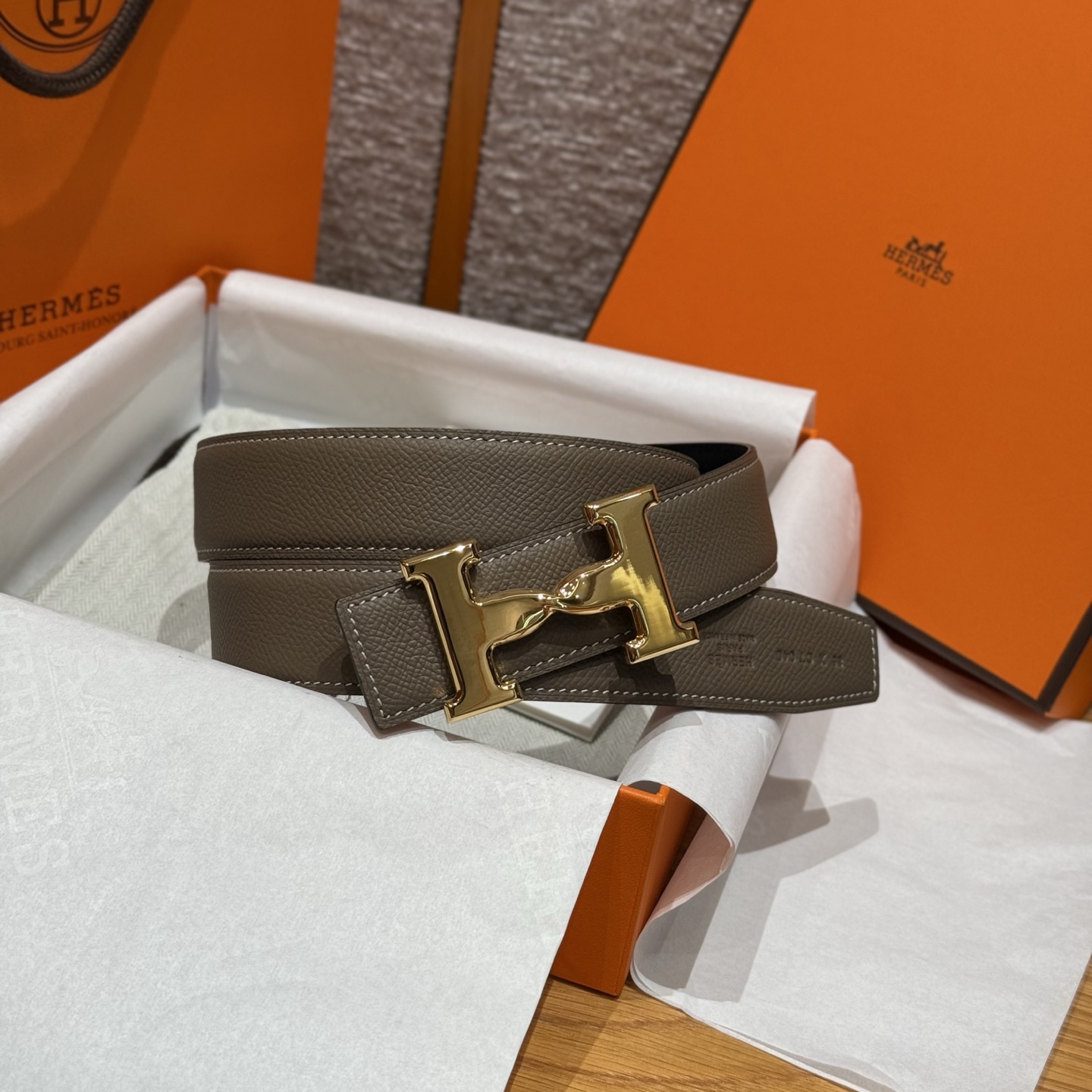 H家男款腰带 - 両面使用可能でスタイリッシュなデザイン