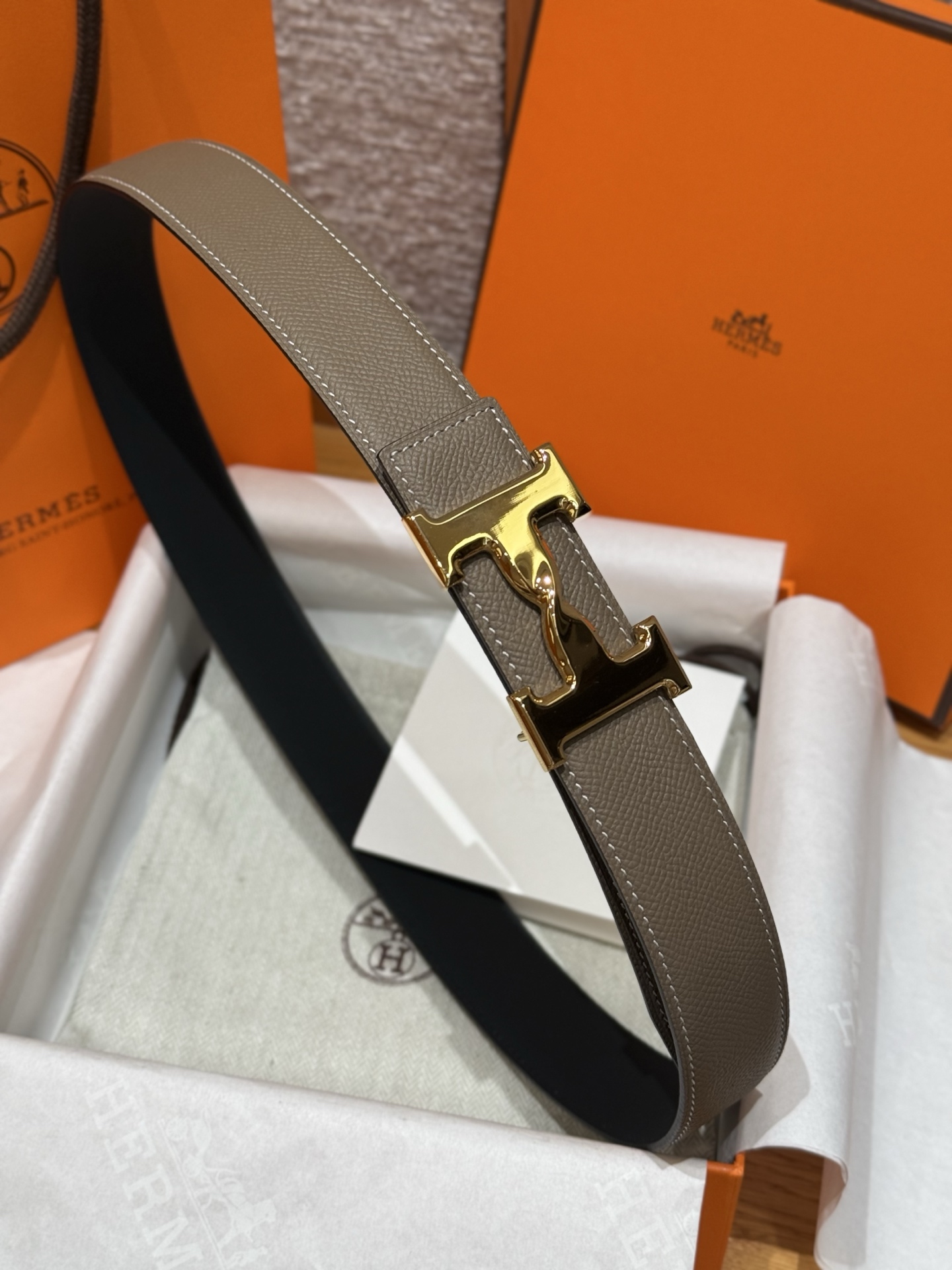 H家男款腰带 - 両面使用可能でスタイリッシュなデザイン