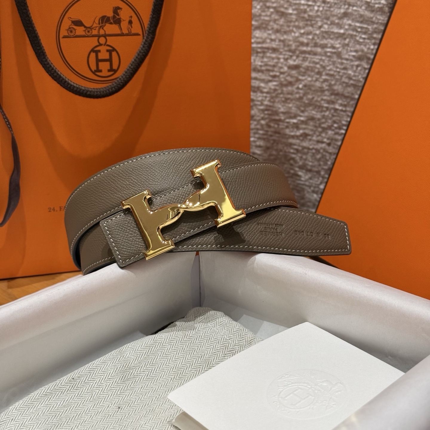 H家男款腰带 - 両面使用可能でスタイリッシュなデザイン