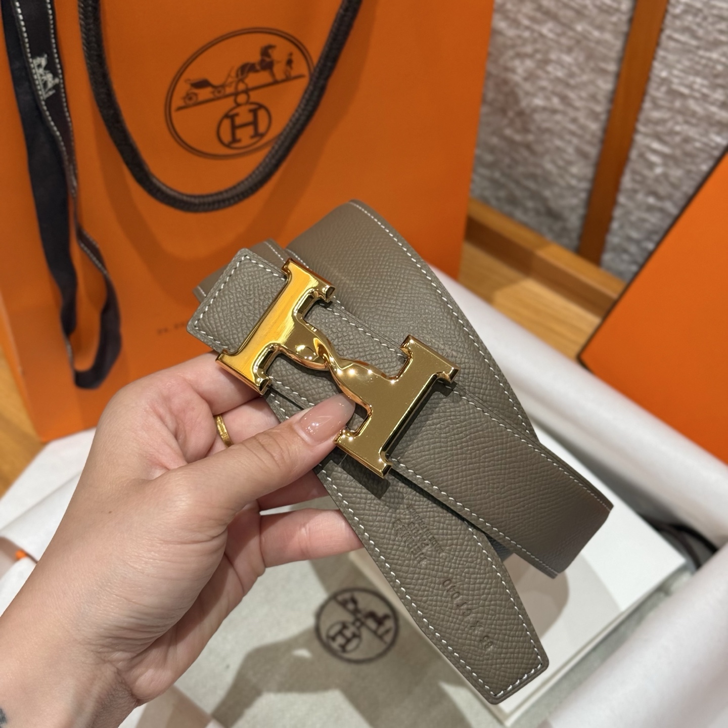 H家男款腰带 - 両面使用可能でスタイリッシュなデザイン