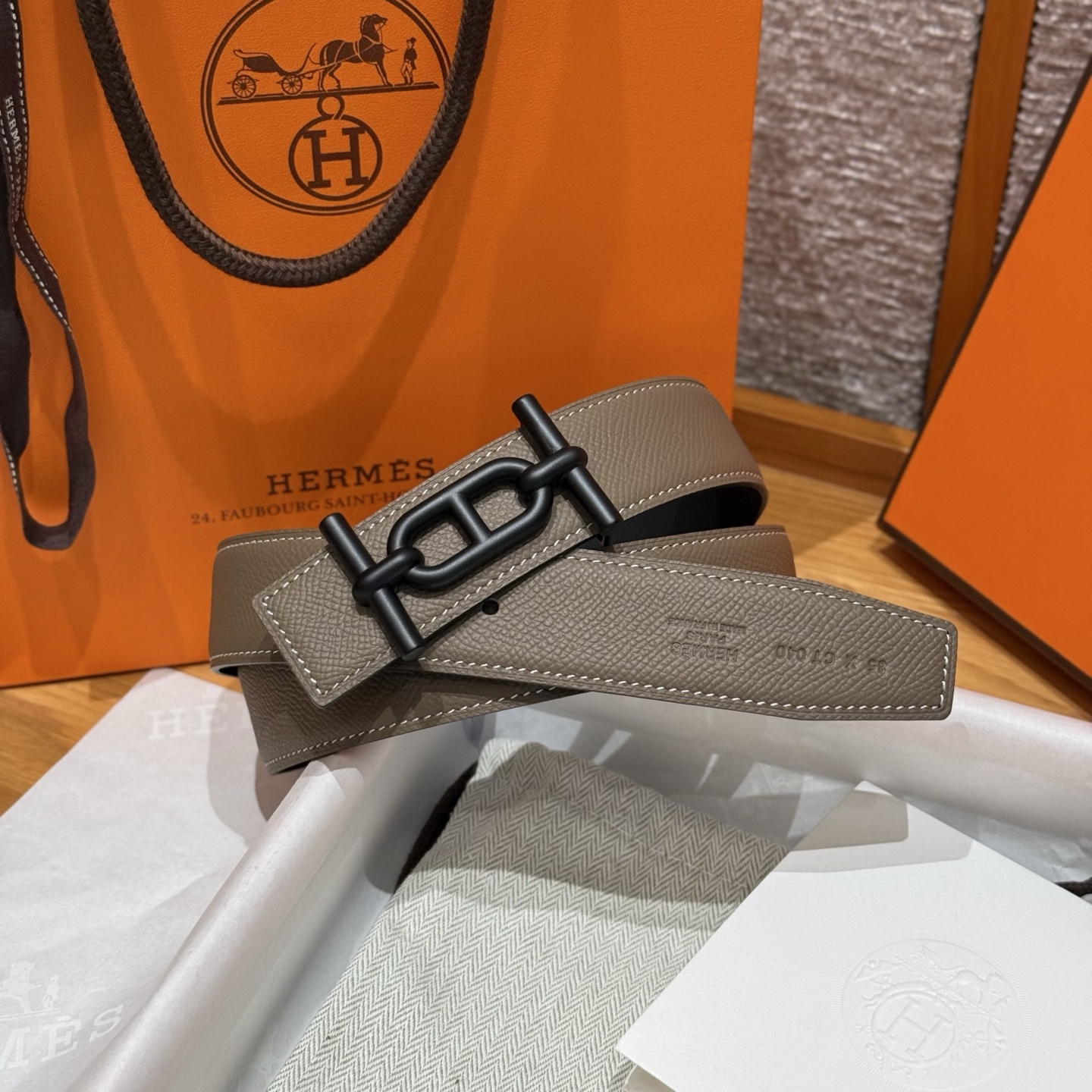 H家男款双面皮腰带 - スタイリッシュなデザインと高級感