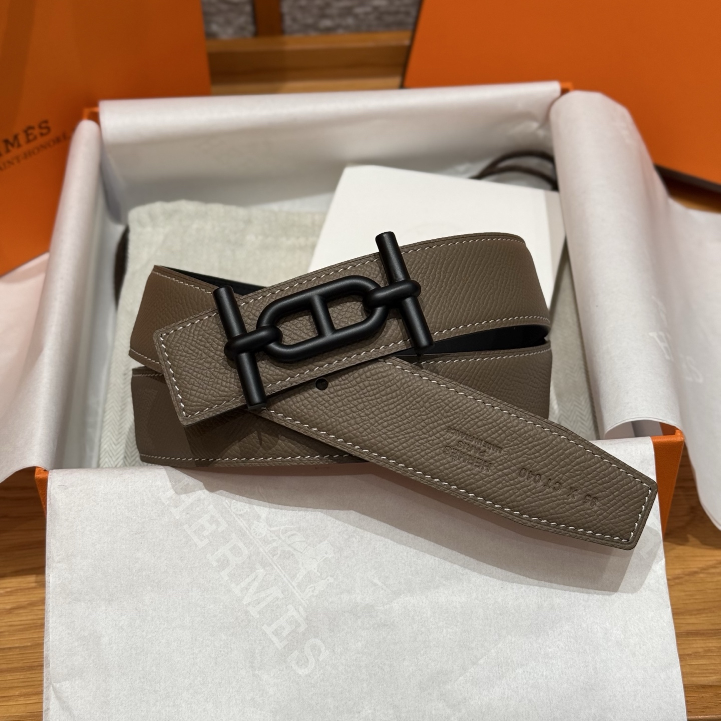 H家男款双面皮腰带 - スタイリッシュなデザインと高級感