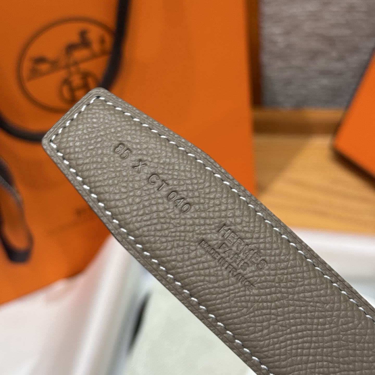 H家男款双面皮腰带 - スタイリッシュなデザインと高級感