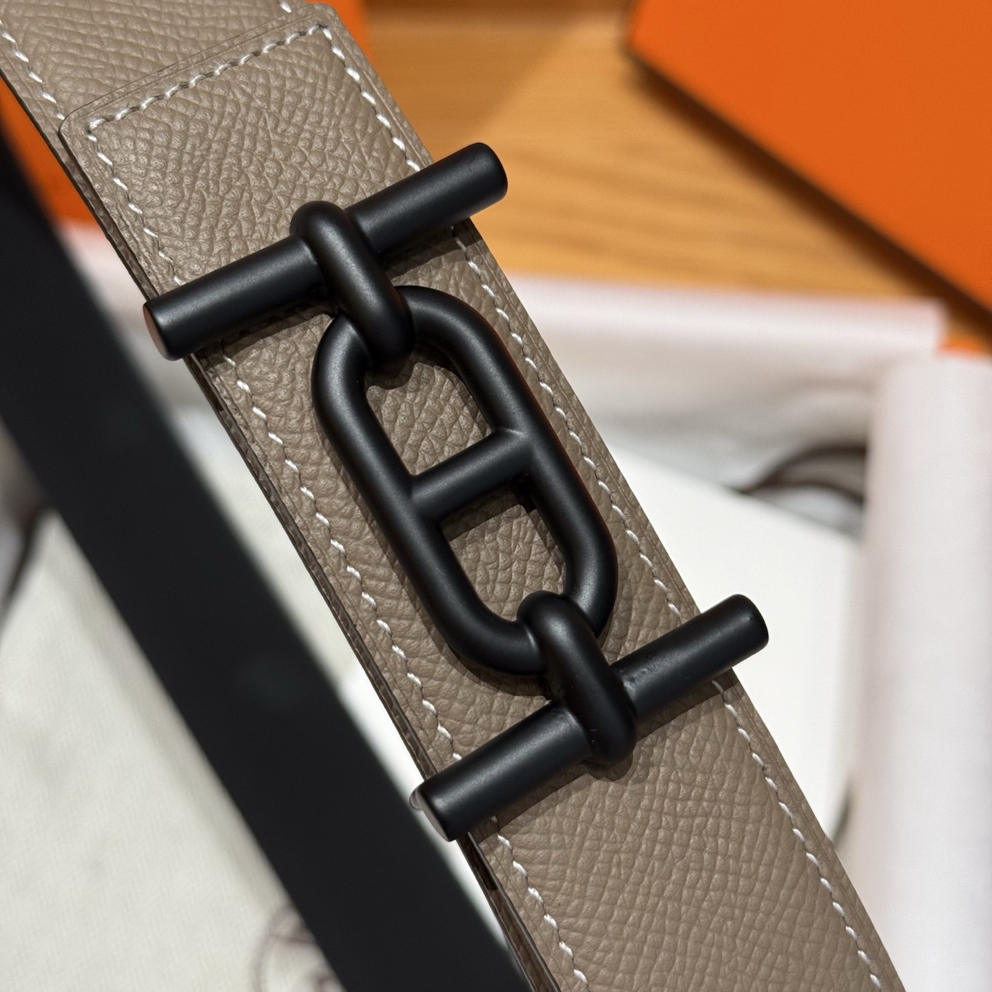 H家男款双面皮腰带 - スタイリッシュなデザインと高級感