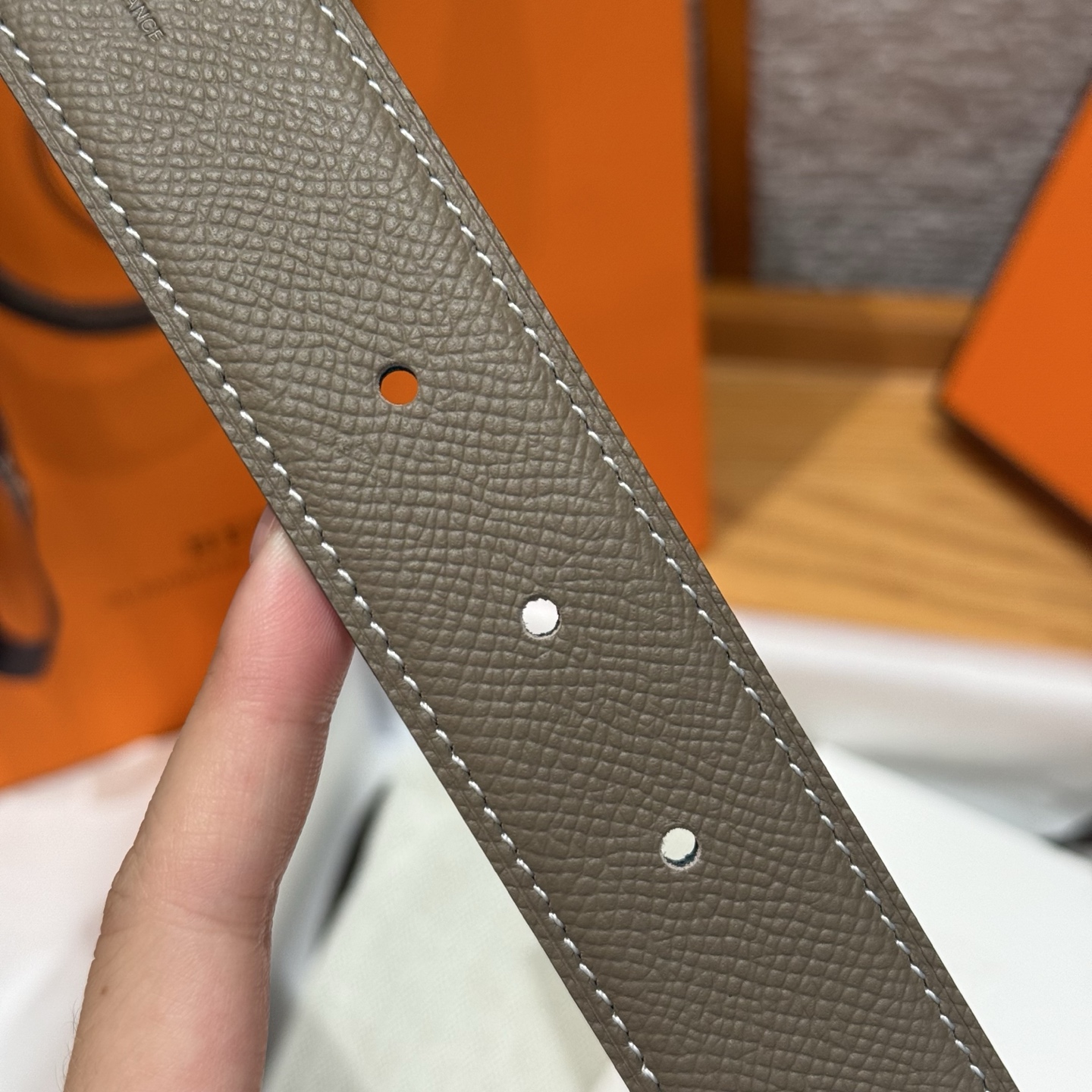 H家男款双面皮腰带 - スタイリッシュなデザインと高級感