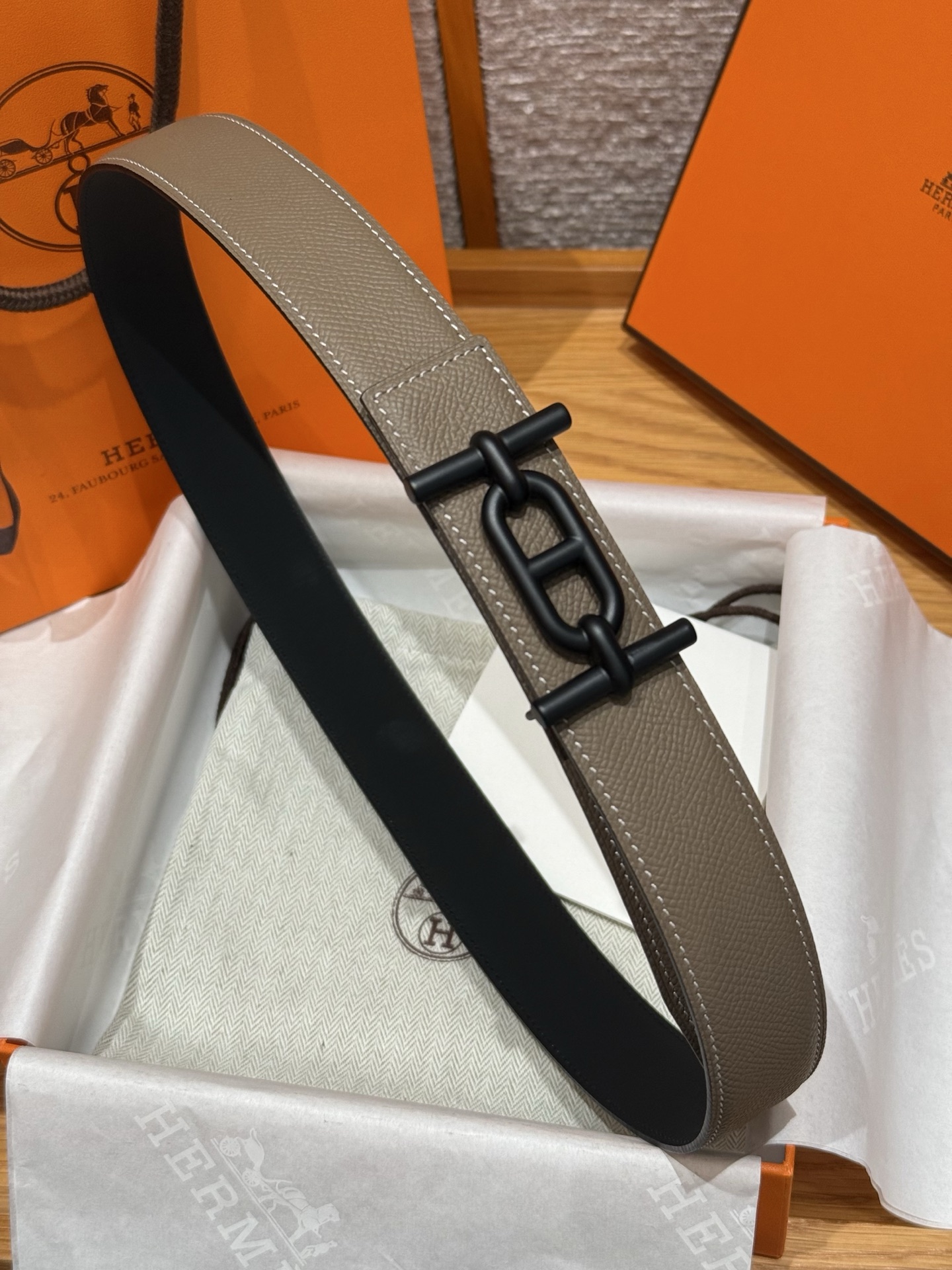 H家男款双面皮腰带 - スタイリッシュなデザインと高級感