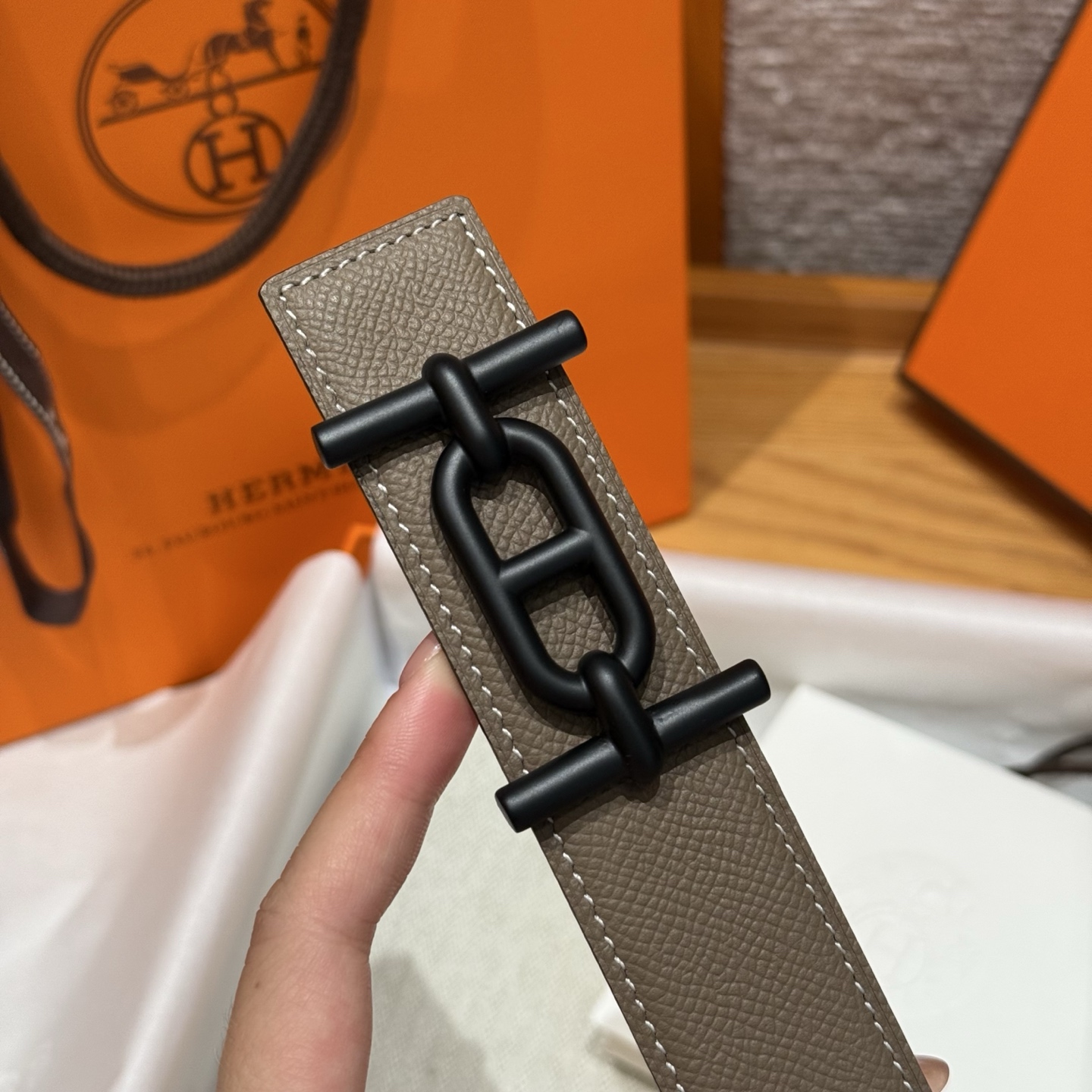 H家男款双面皮腰带 - スタイリッシュなデザインと高級感