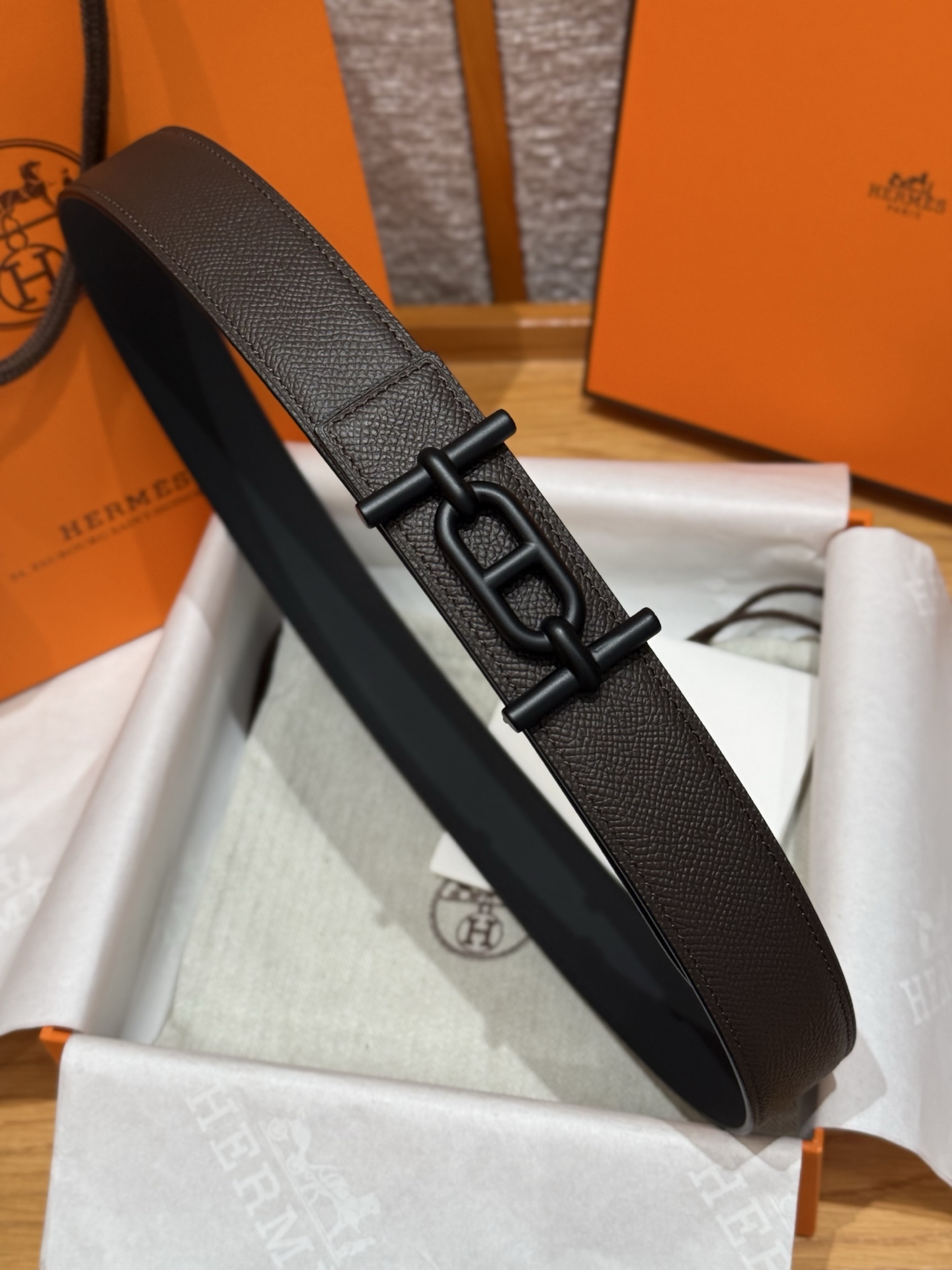 H家 男款 双面皮腰带 - 優雅なデザインと高品質素材