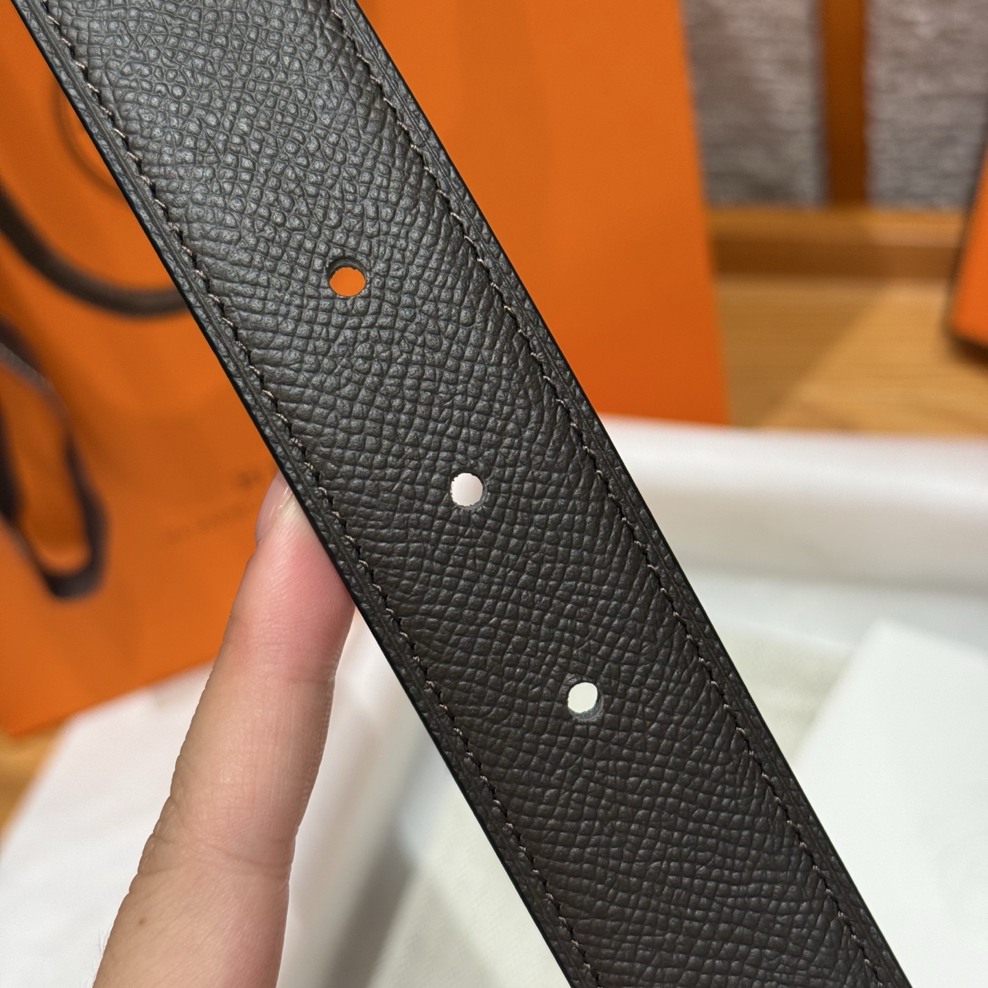 H家 男款 双面皮腰带 - 優雅なデザインと高品質素材