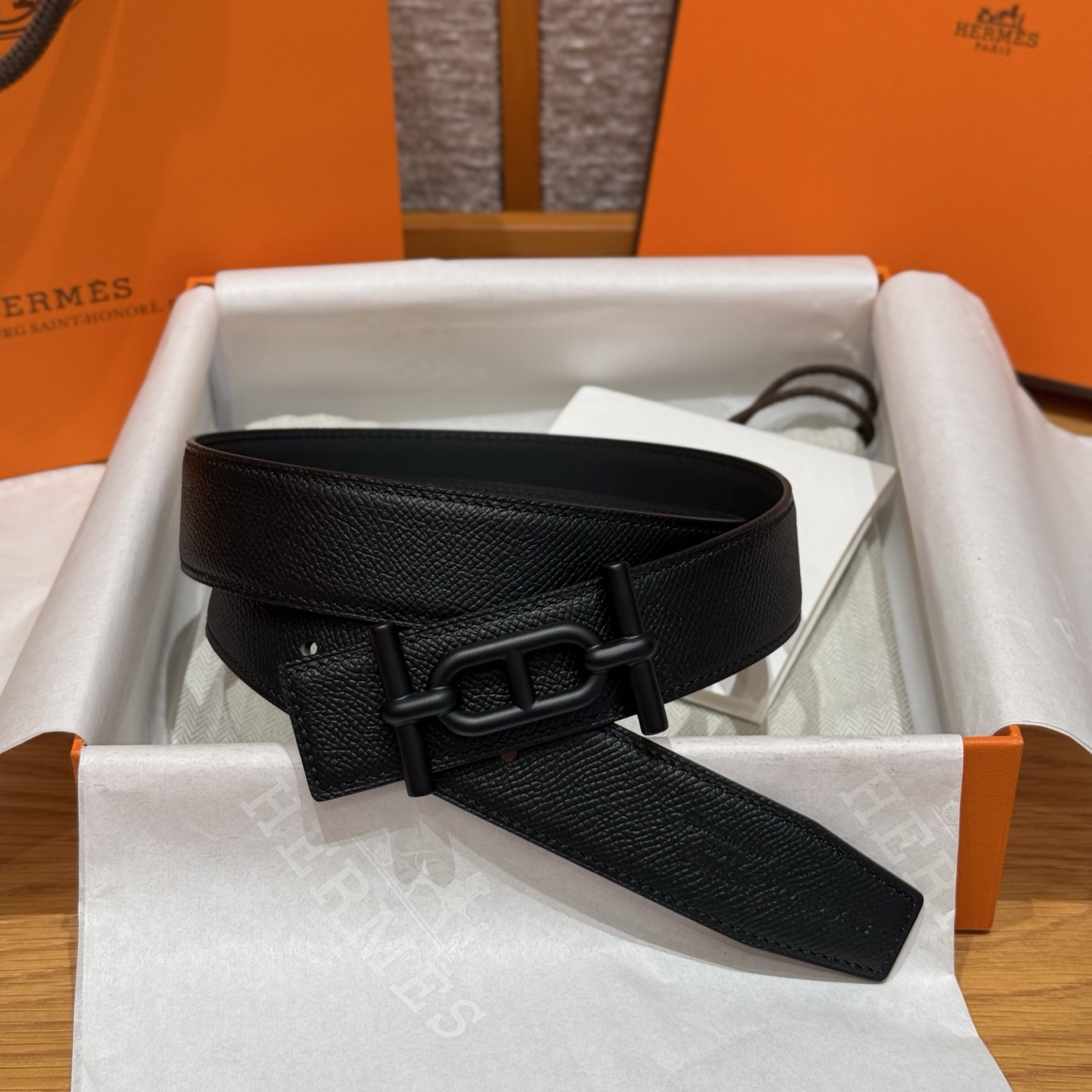 H家男款双面皮腰带 - エレガントなデザインと高品質な素材