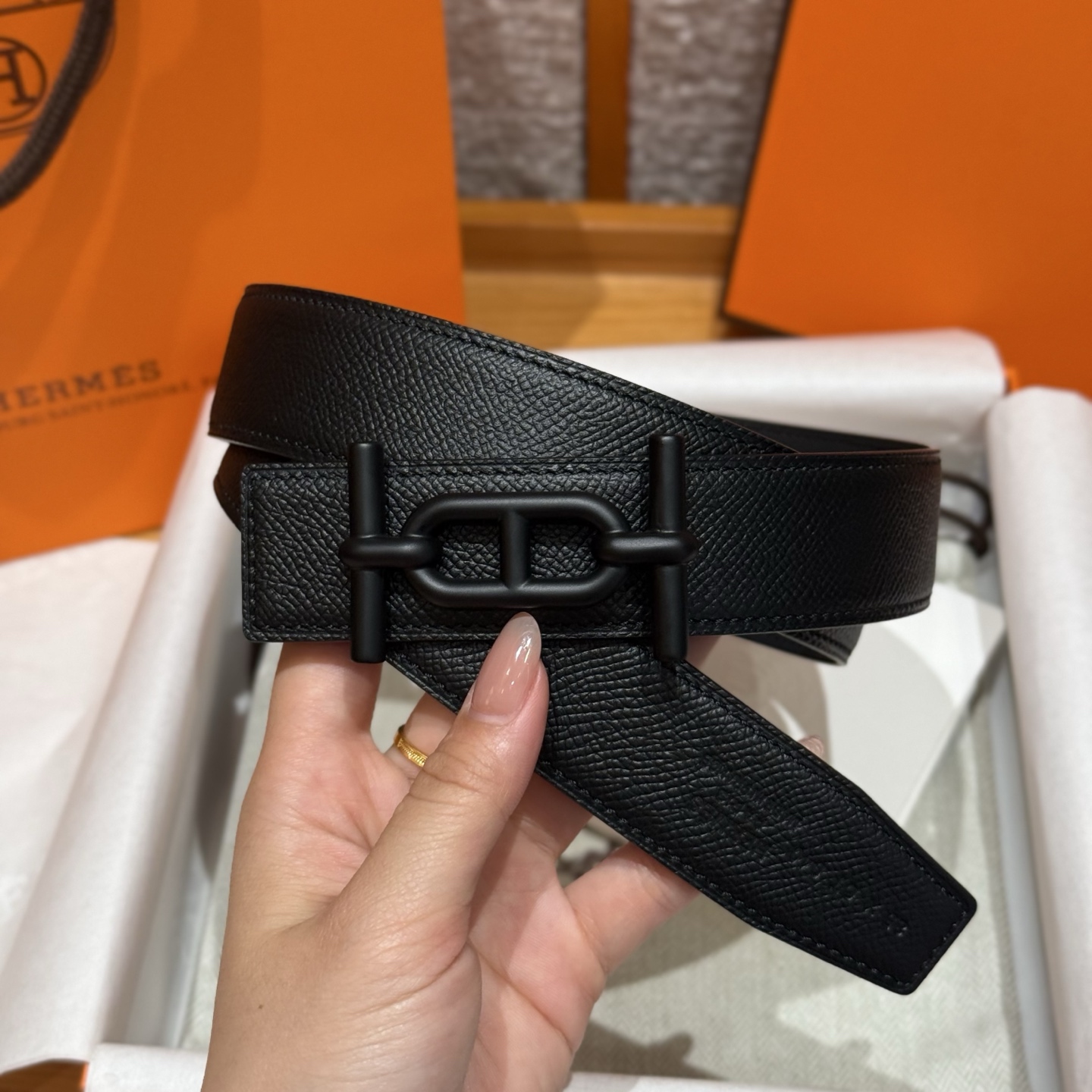 H家男款双面皮腰带 - エレガントなデザインと高品質な素材