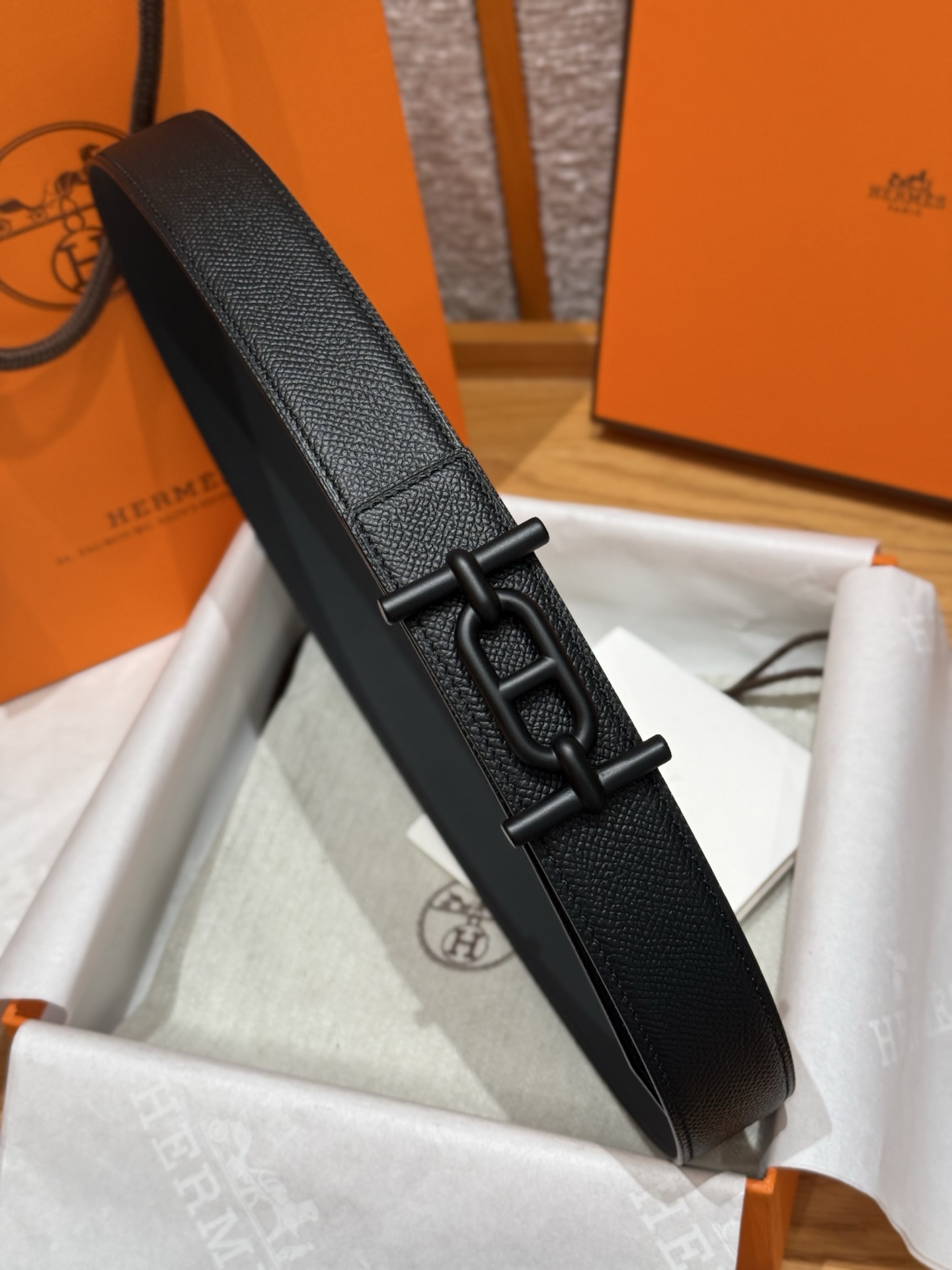 H家男款双面皮腰带 - エレガントなデザインと高品質な素材