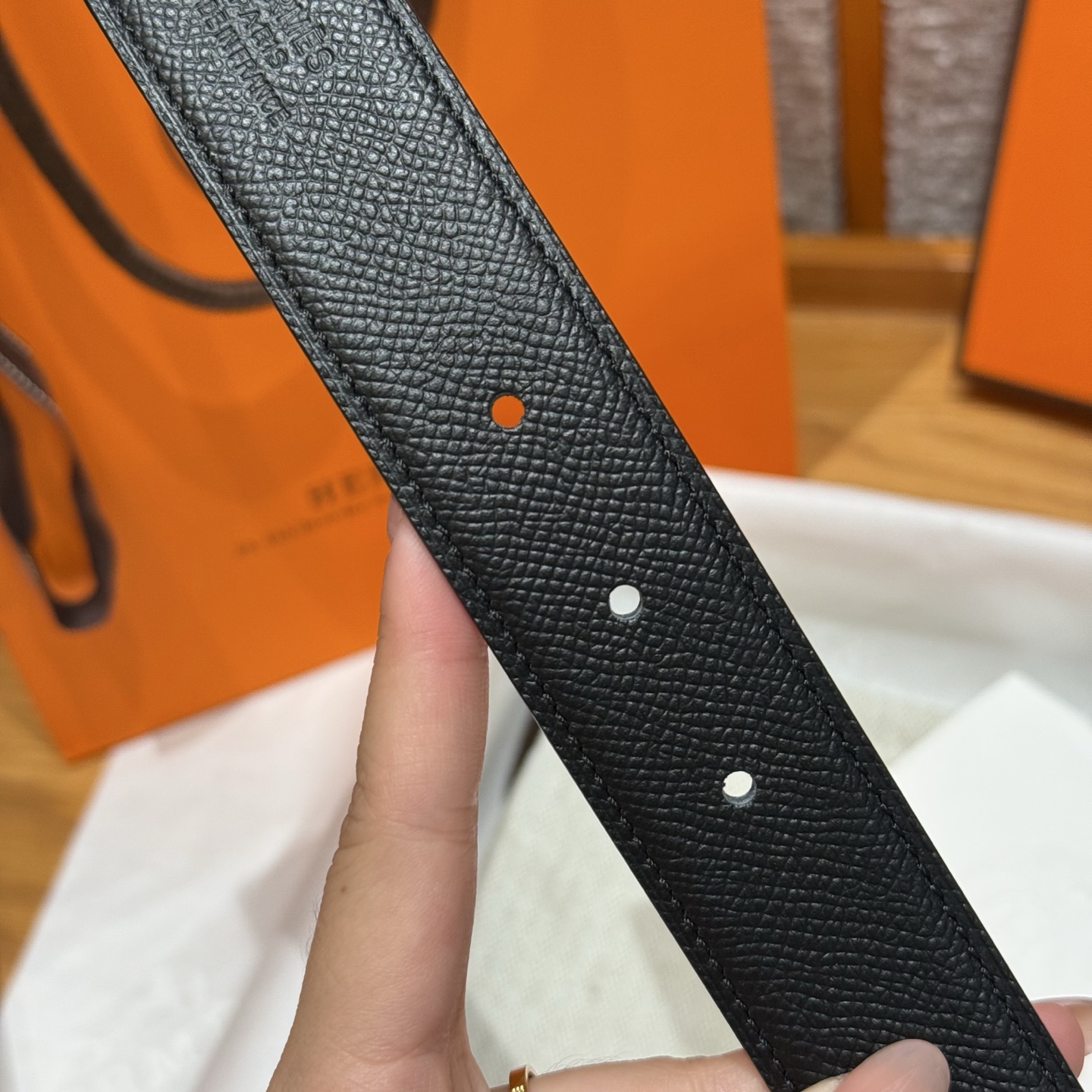 H家男款双面皮腰带 - エレガントなデザインと高品質な素材