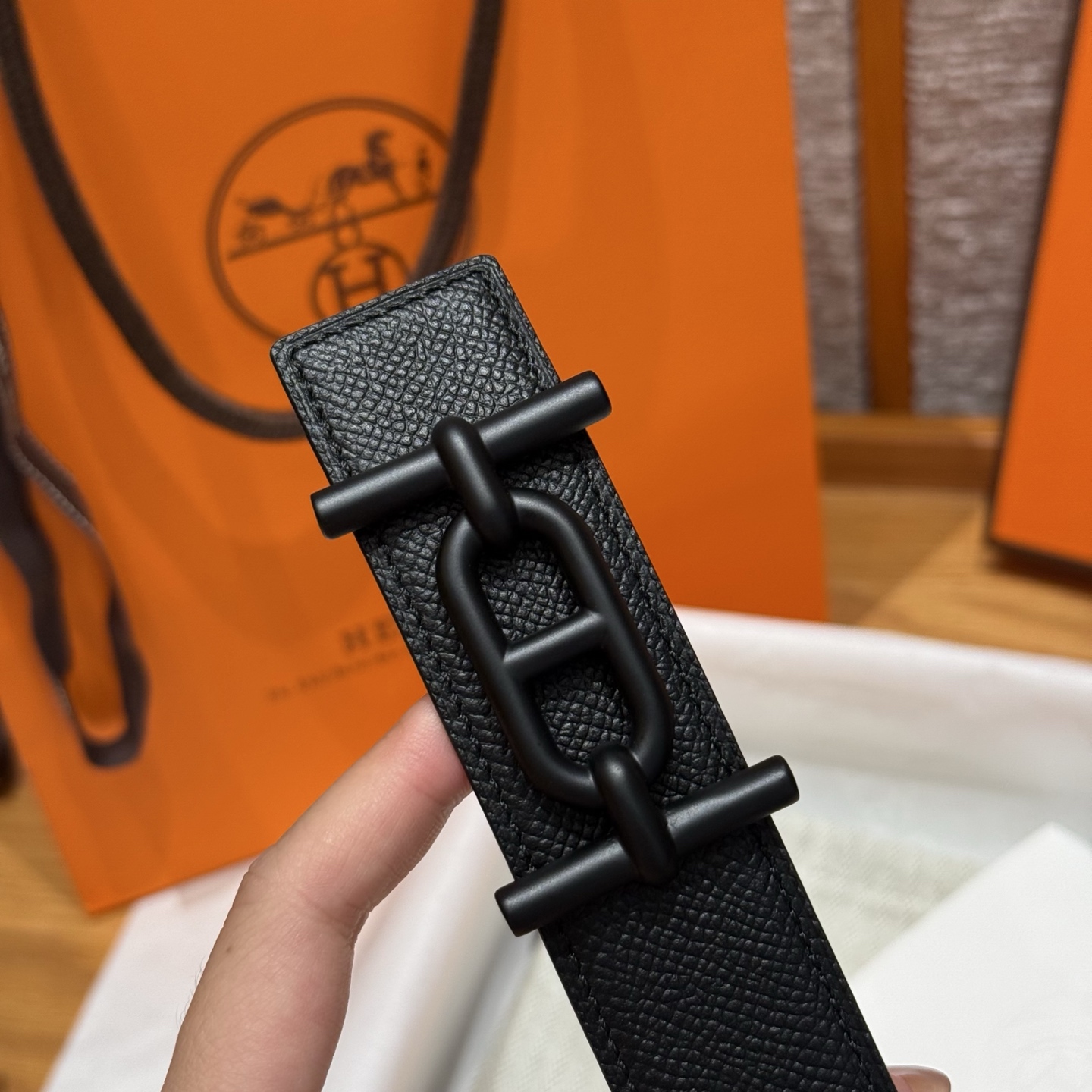 H家男款双面皮腰带 - エレガントなデザインと高品質な素材