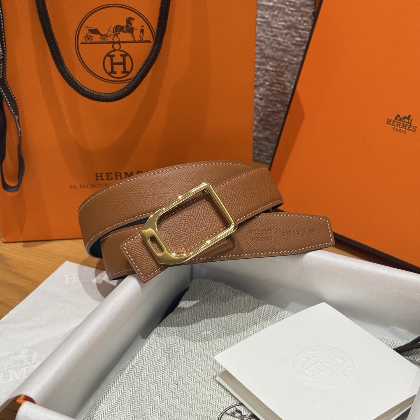 H家新款“赛马骑师”皮带扣腰带 - エレガントなデザインと高級素材