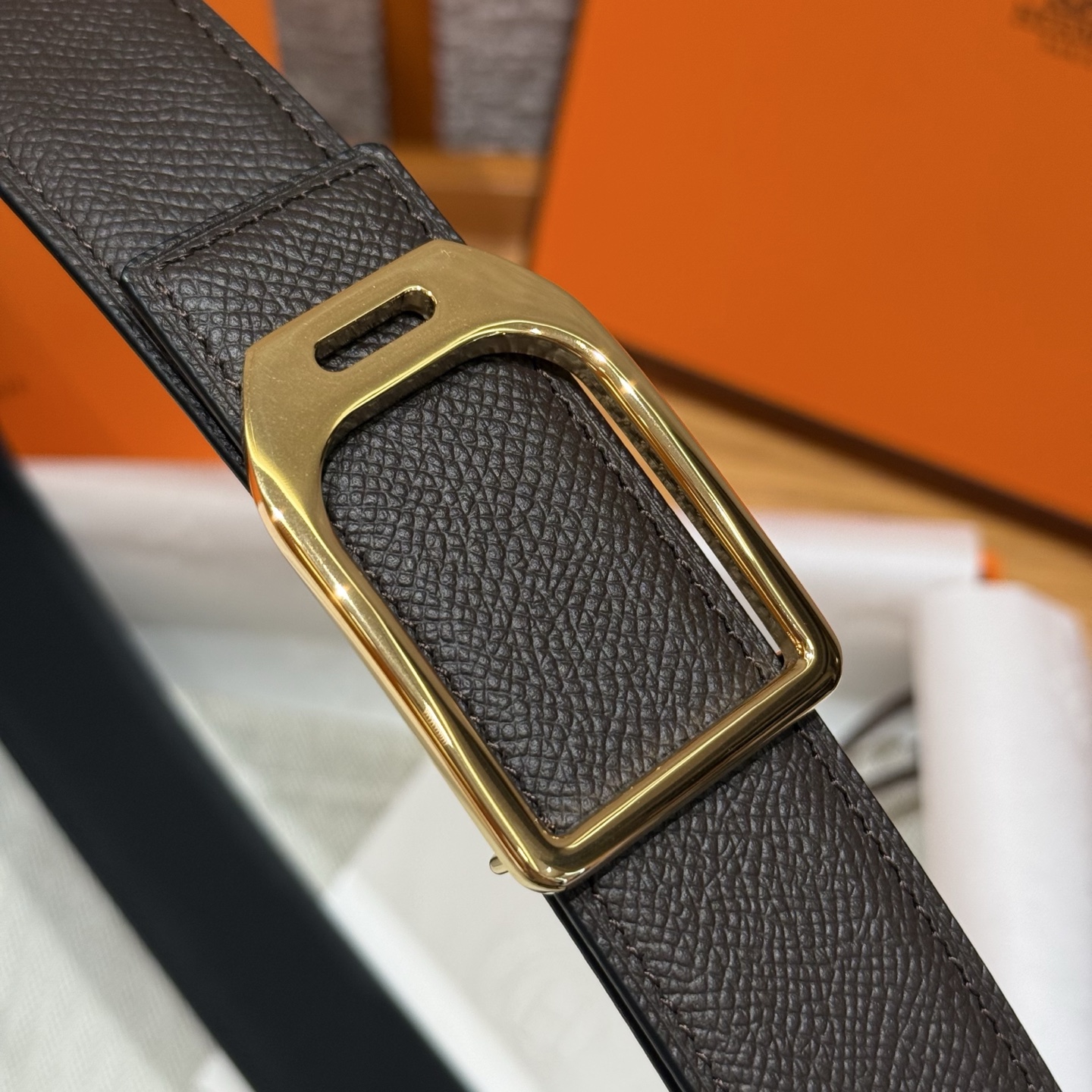 H家新款“赛马骑师”皮带扣腰带 - エレガントなデザインの双面牛革