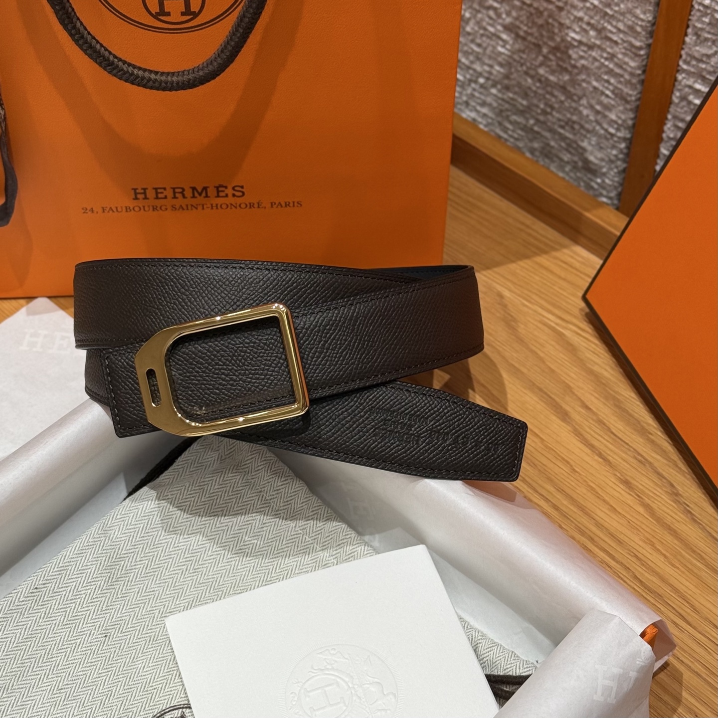 H家新款“赛马骑师”皮带扣腰带 - エレガントなデザインの双面牛革