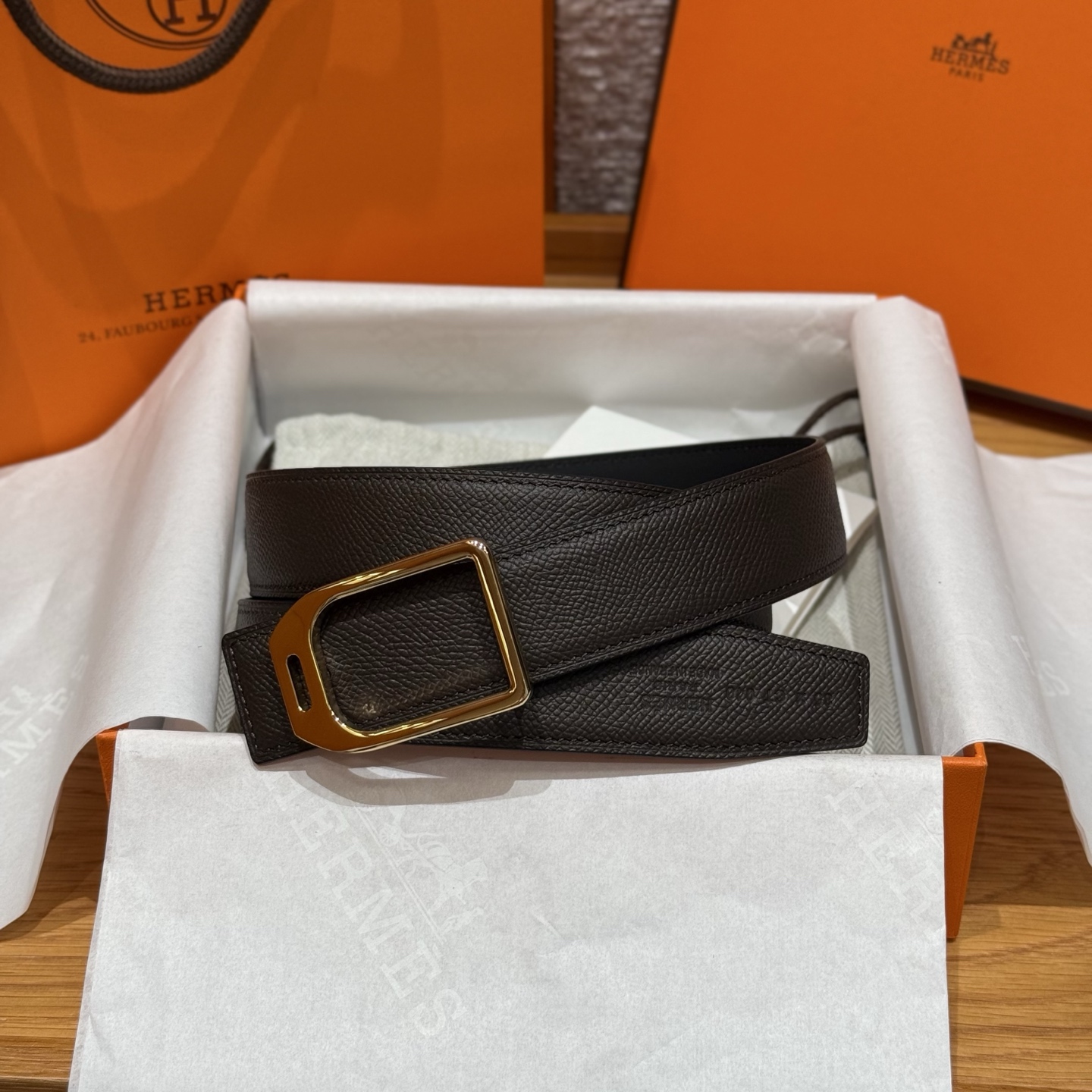 H家新款“赛马骑师”皮带扣腰带 - エレガントなデザインの双面牛革