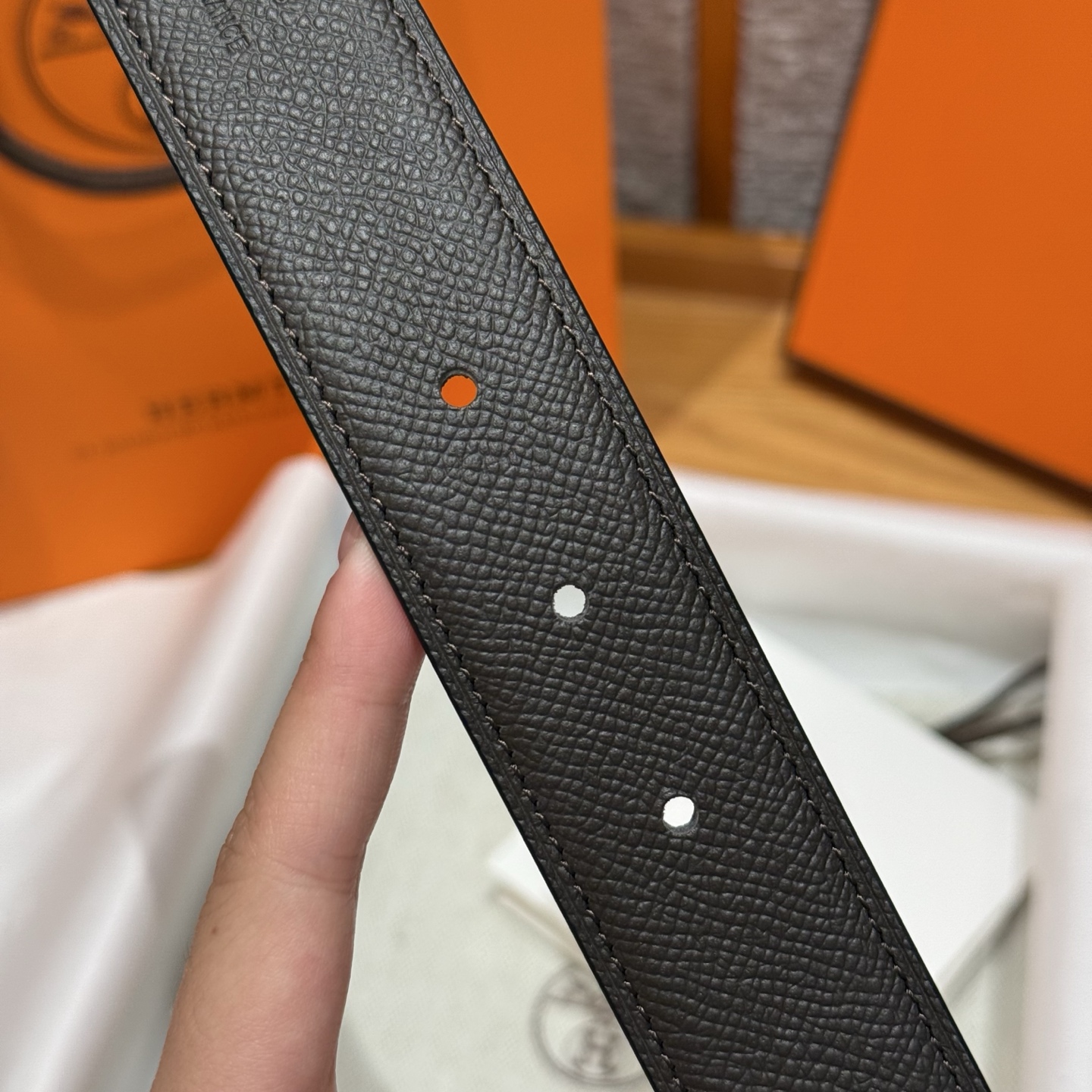 H家新款“赛马骑师”皮带扣腰带 - エレガントなデザインの双面牛革