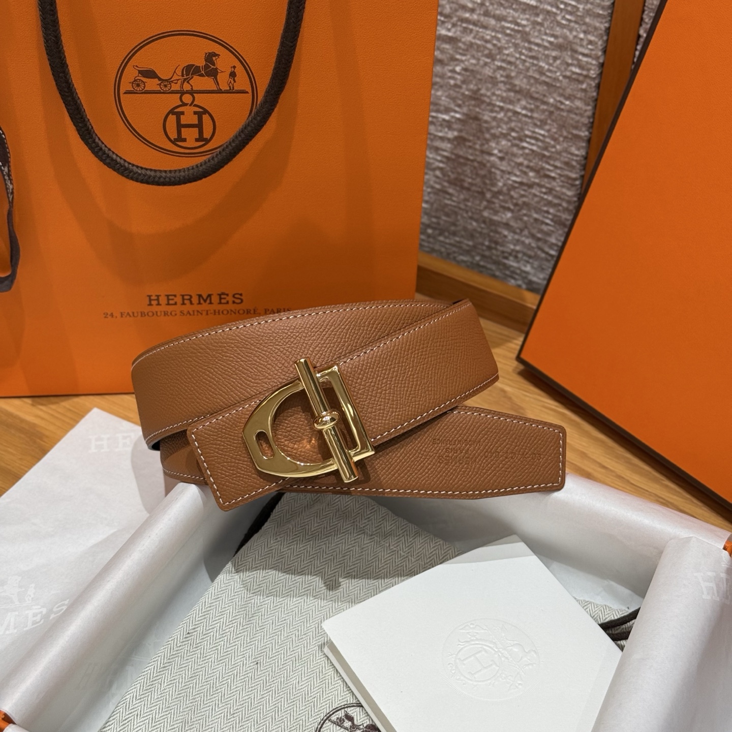 H家新款五金男士腰带 - マ镫とBetonnet d‘Ancreデザインのスタイリッシュなレザー