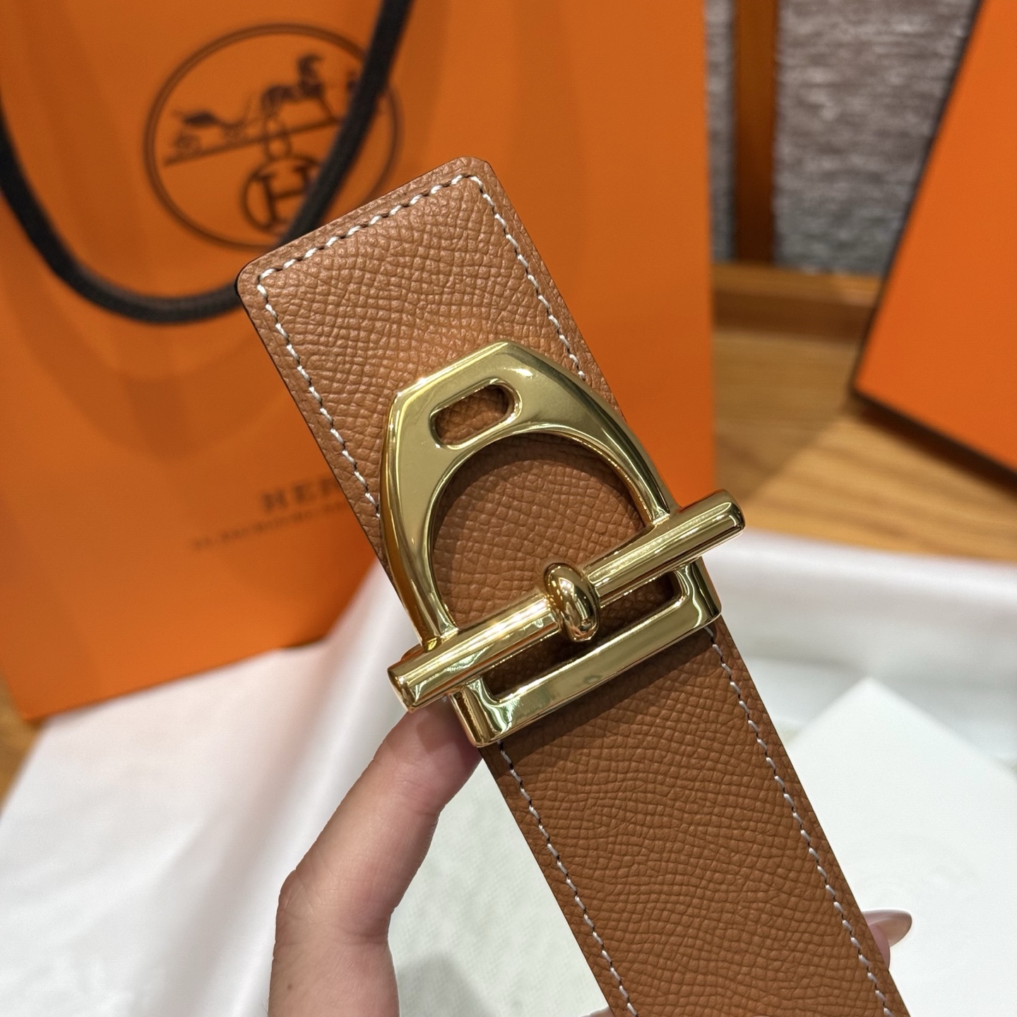 H家新款五金男士腰带 - マ镫とBetonnet d‘Ancreデザインのスタイリッシュなレザー