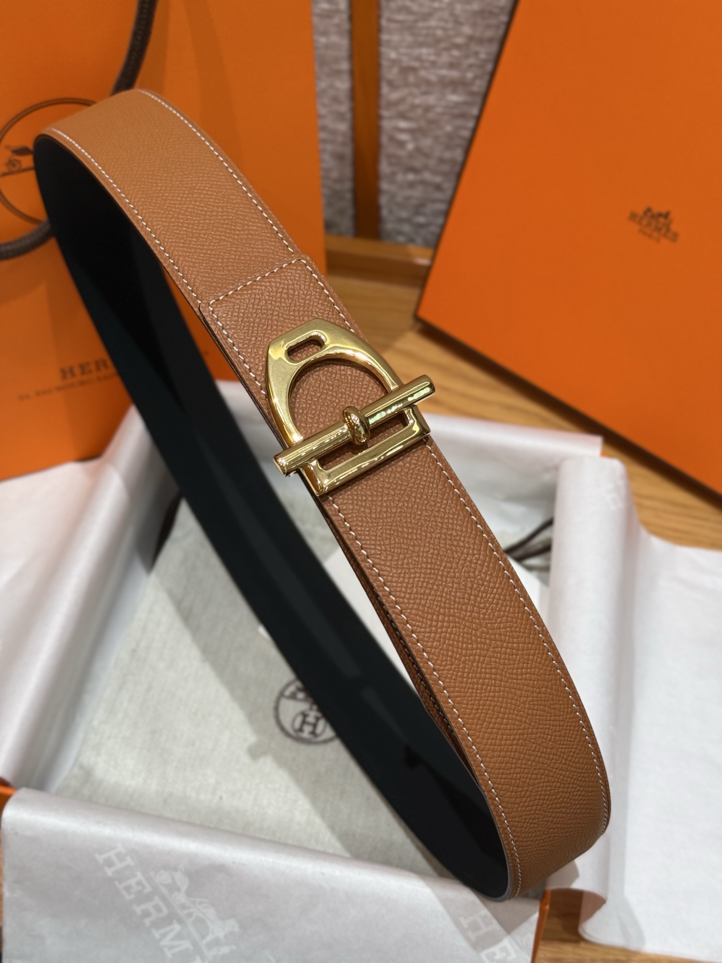 H家新款五金男士腰带 - マ镫とBetonnet d‘Ancreデザインのスタイリッシュなレザー