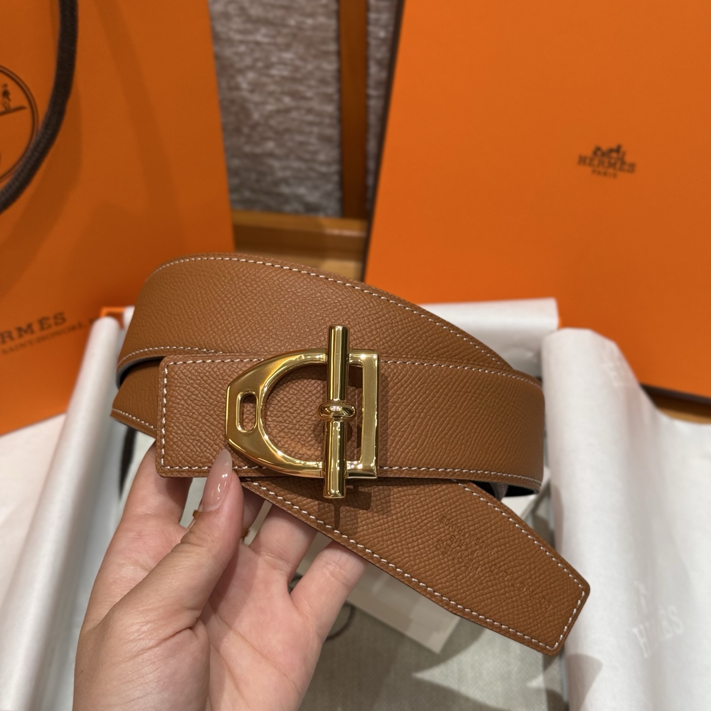 H家新款五金男士腰带 - マ镫とBetonnet d‘Ancreデザインのスタイリッシュなレザー