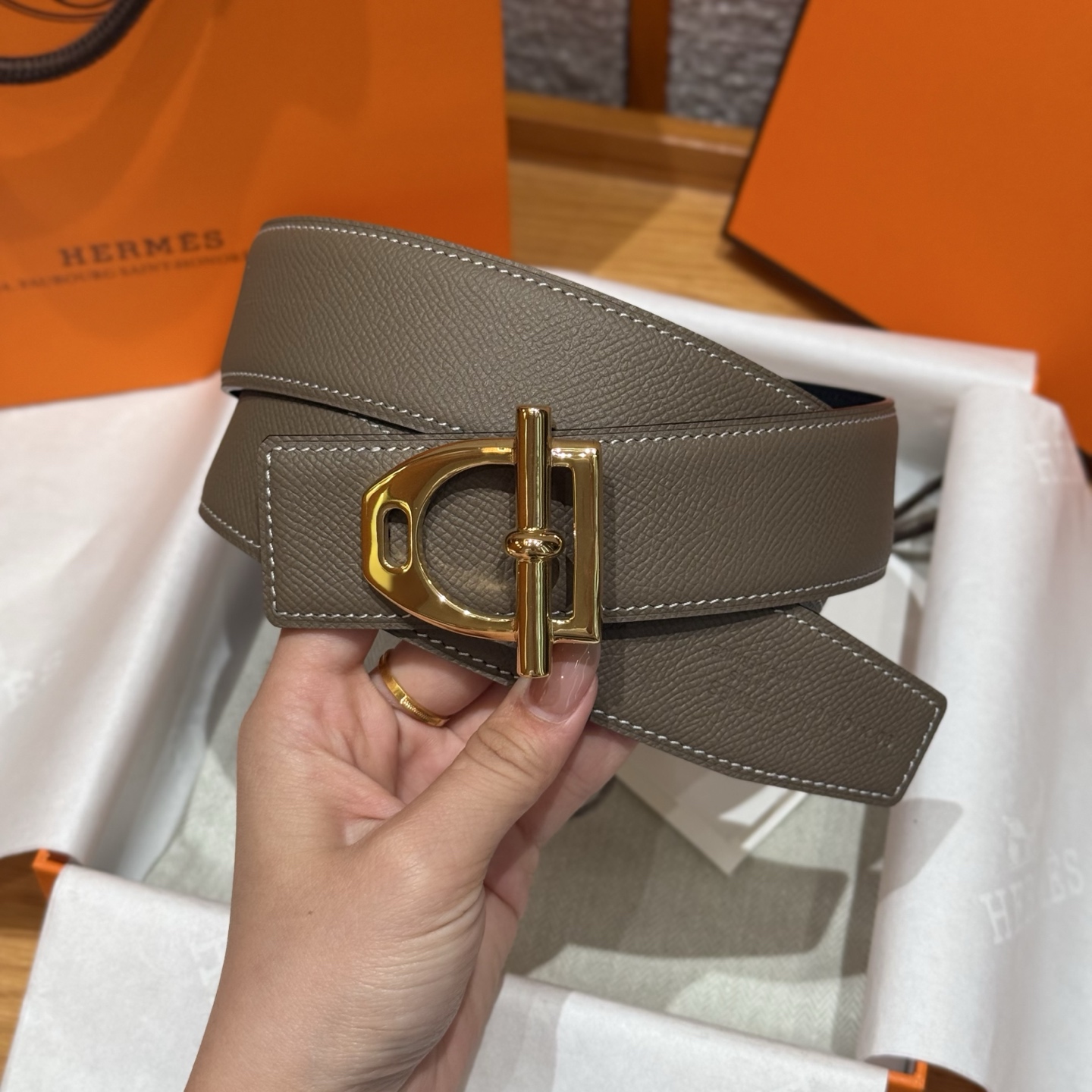 H家五金男士腰带 - 高級小牛皮と独自デザイン