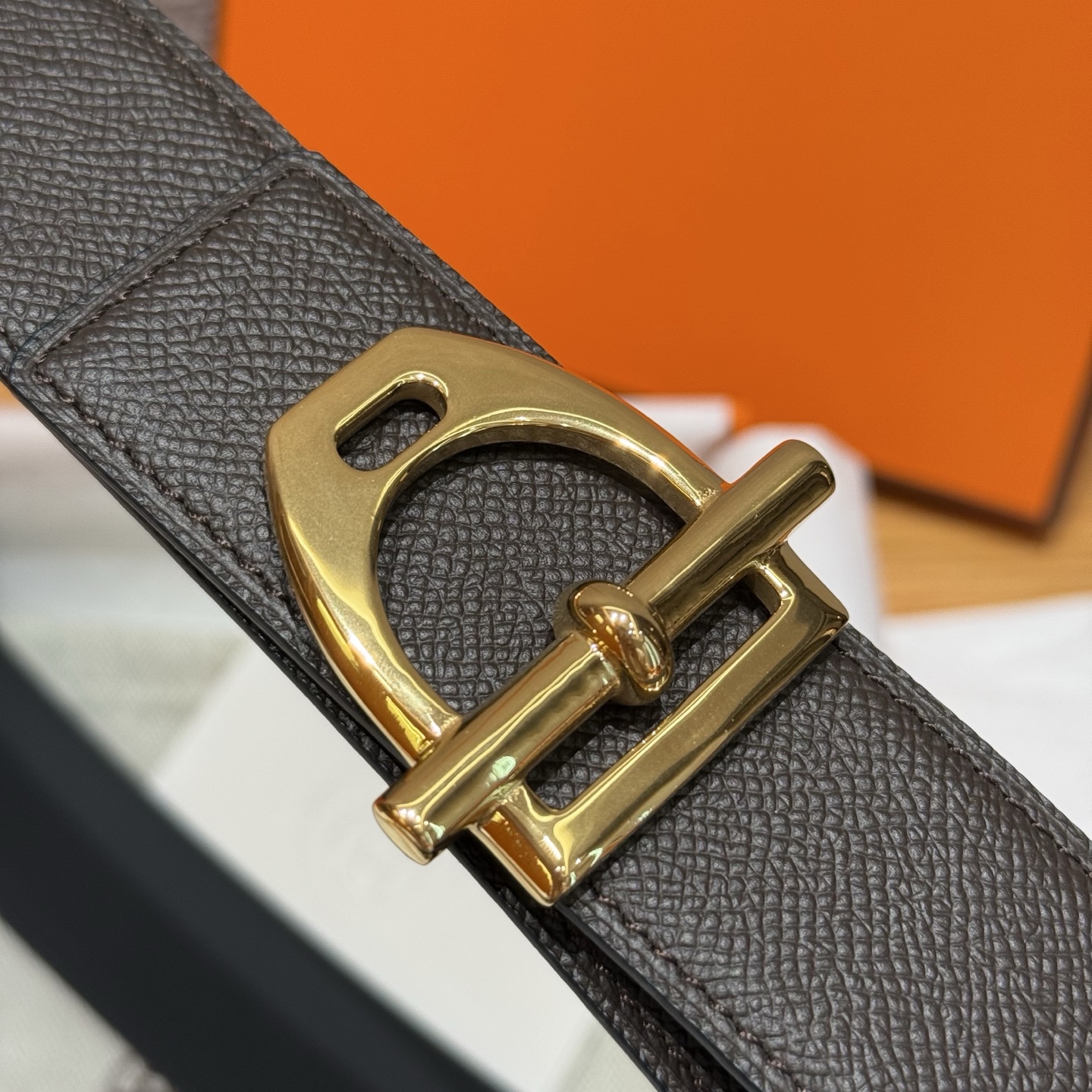 H家新款五金男士腰带 - マ镫デザインと双面小牛皮