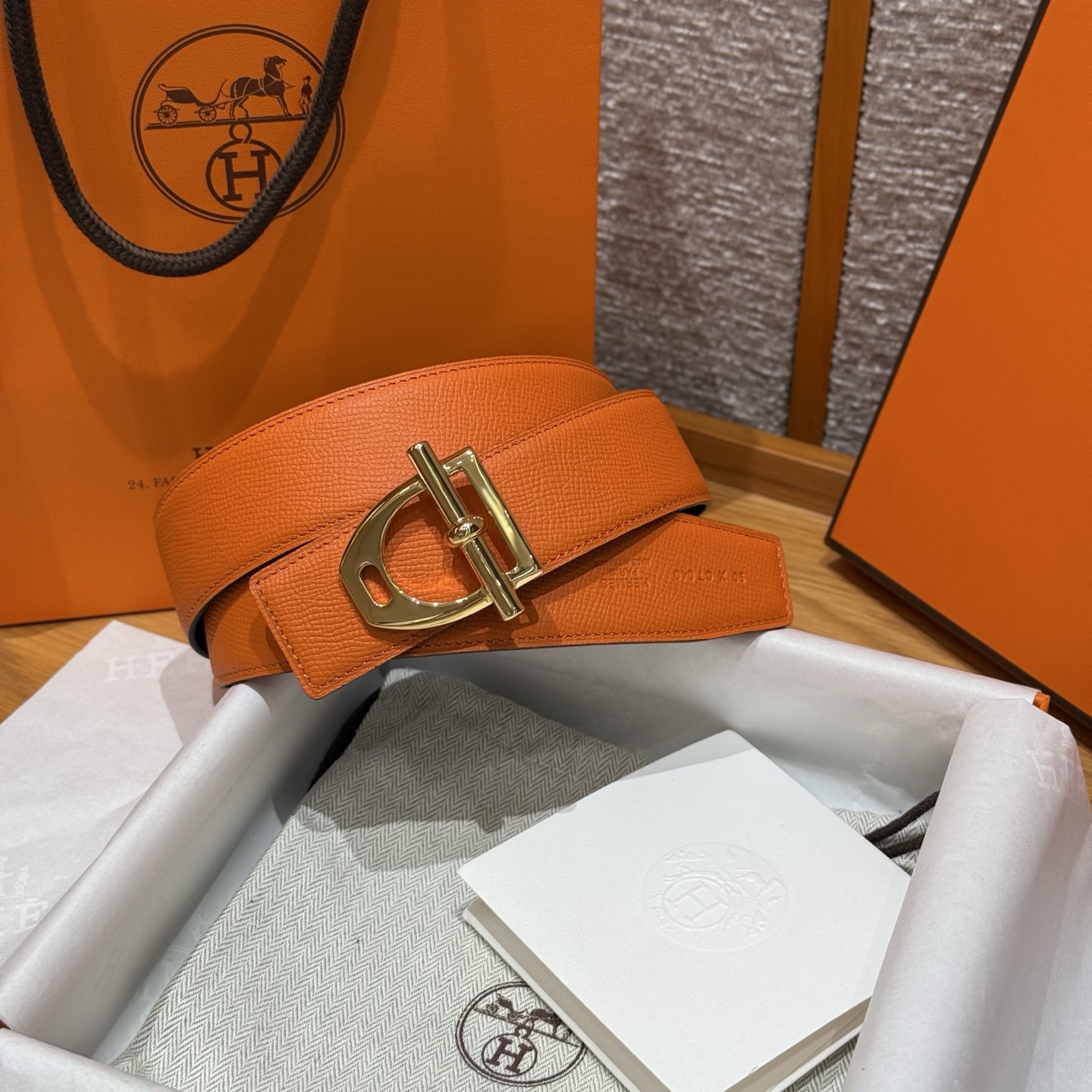H家新款五金男士腰带 - 馬鎖デザインと双面小牛皮使用