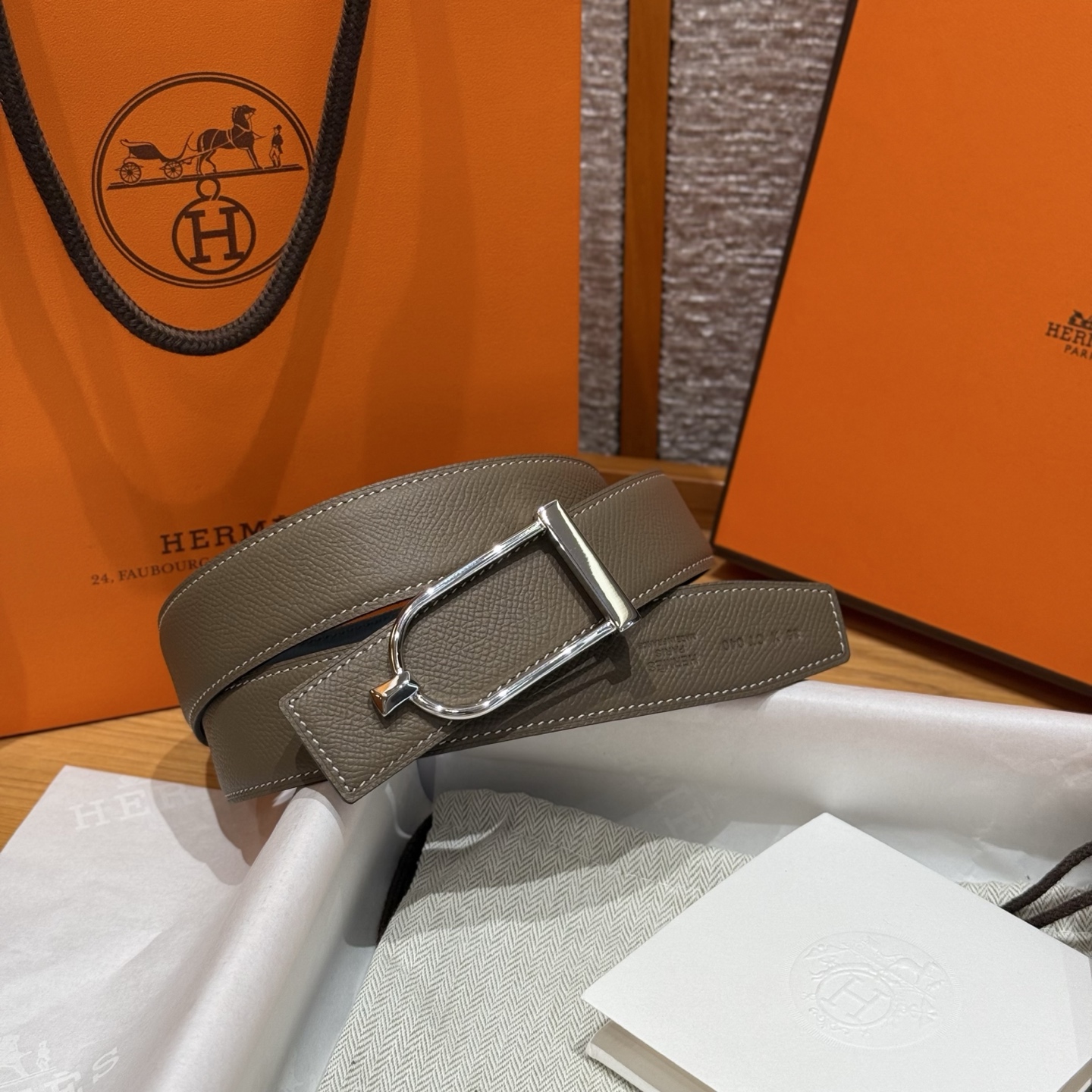 H家Ecrin皮带扣&双面皮腰带 - 高級感あふれるデザイン