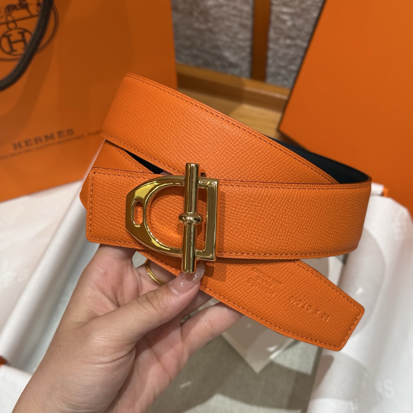 H家新款五金男士腰带 - 馬鎖デザインと双面小牛皮使用