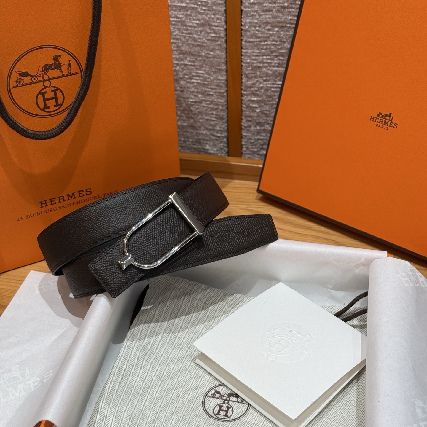 H家Ecrin皮带扣&双面皮腰带 - 魅力的なデザインと高品質な素材