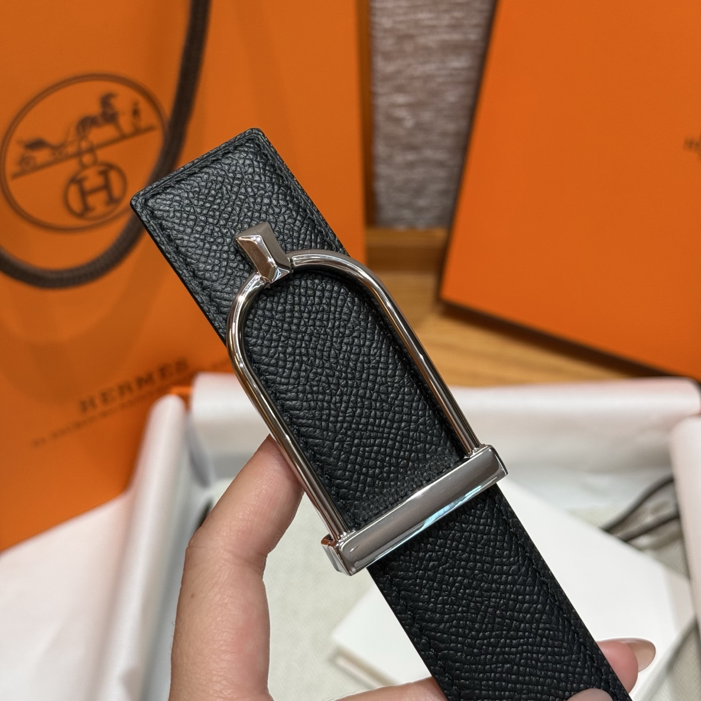 H家Ecrin双面皮腰带 - エレガントなデザインの皮带扣