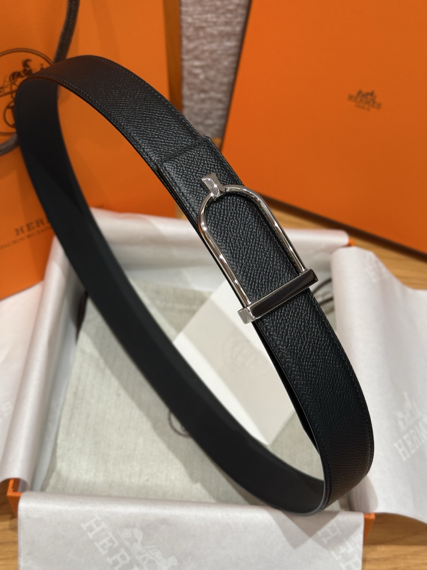 H家Ecrin双面皮腰带 - エレガントなデザインの皮带扣