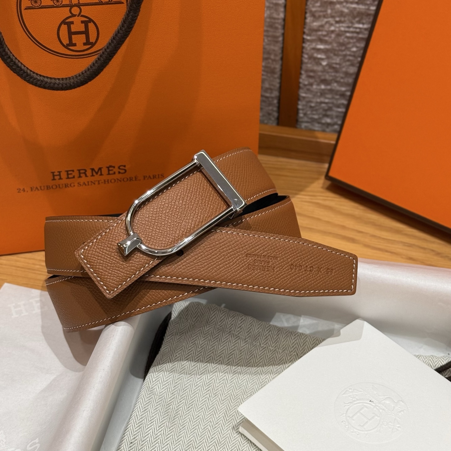 H家Ecrin皮带扣&双面皮腰带 - 上質なデザインと機能性