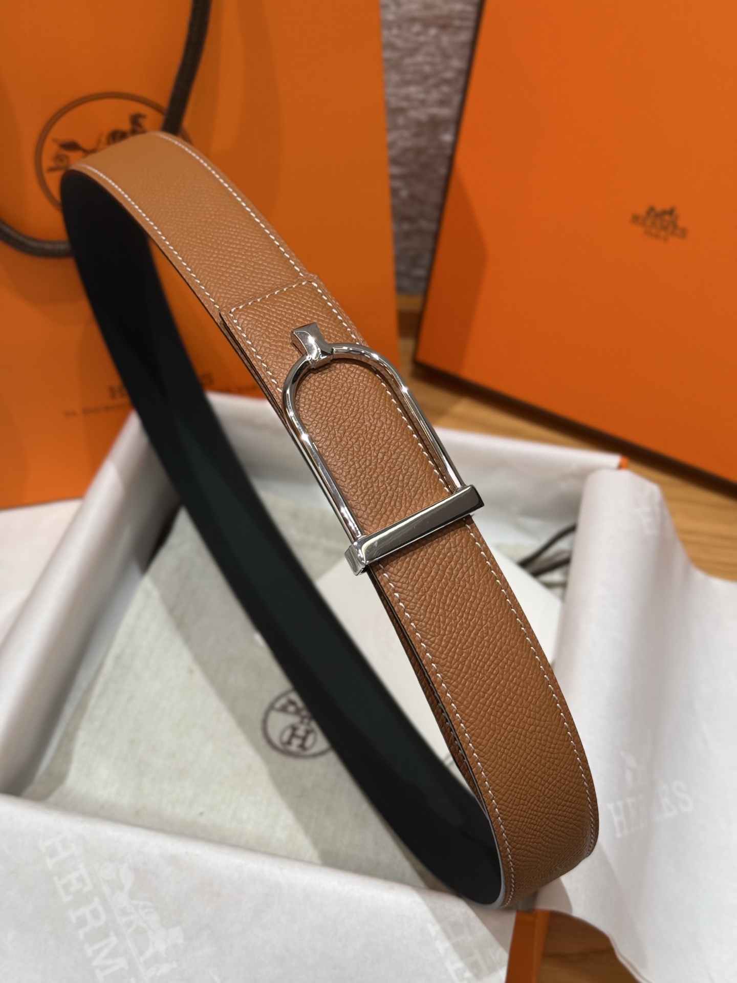 H家Ecrin皮带扣&双面皮腰带 - 上質なデザインと機能性
