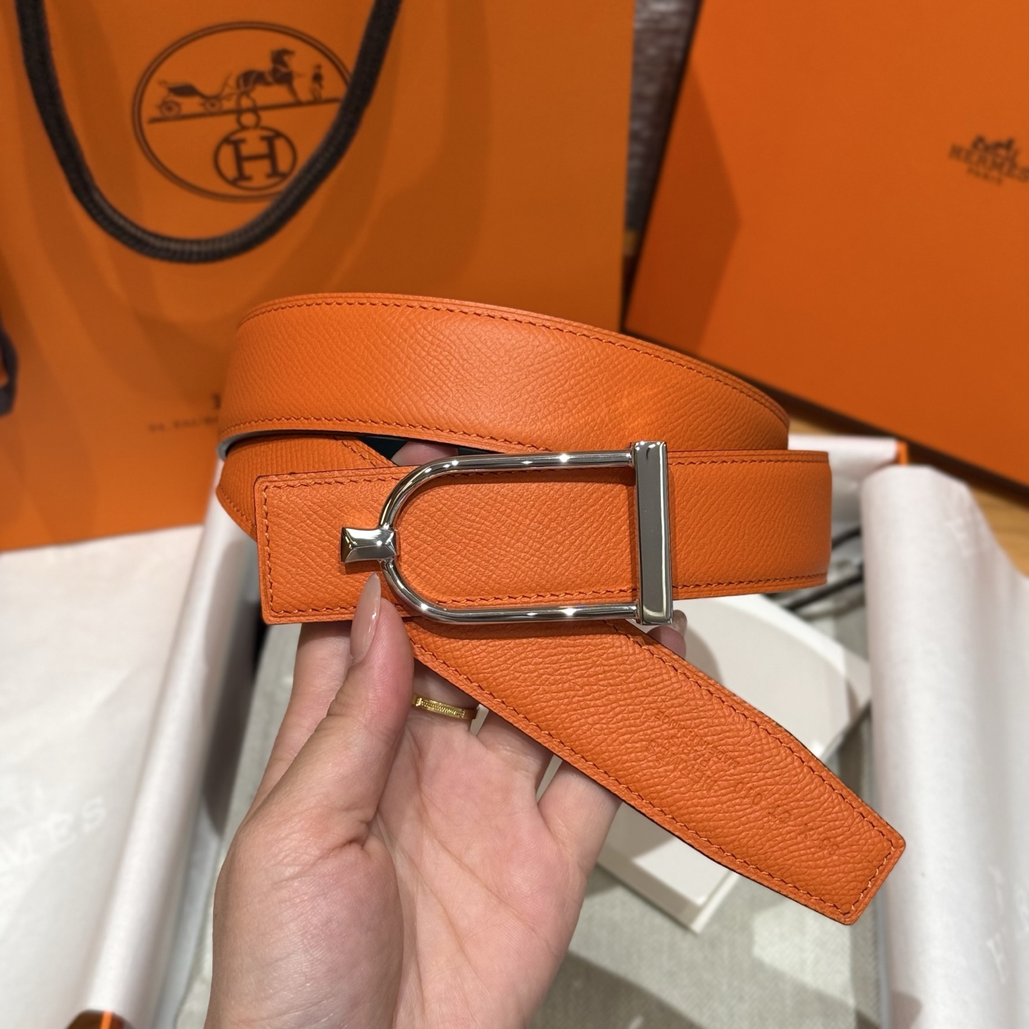 H家Ecrin皮带扣&双面皮腰带 - 高品質な牛皮と独自デザイン