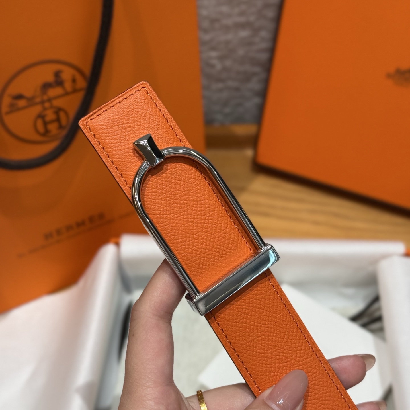 H家Ecrin皮带扣&双面皮腰带 - 高品質な牛皮と独自デザイン