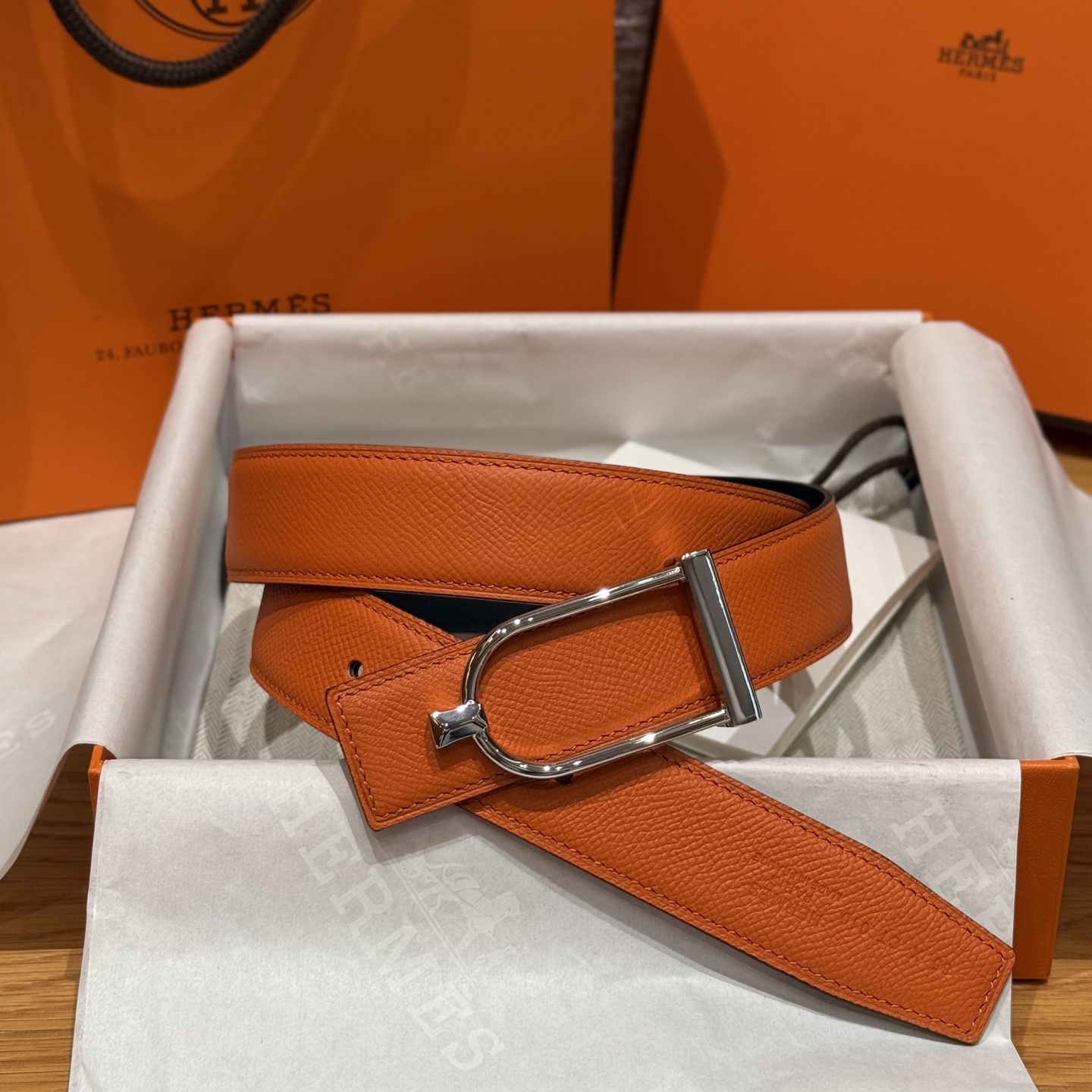 H家Ecrin皮带扣&双面皮腰带 - 高品質な牛皮と独自デザイン
