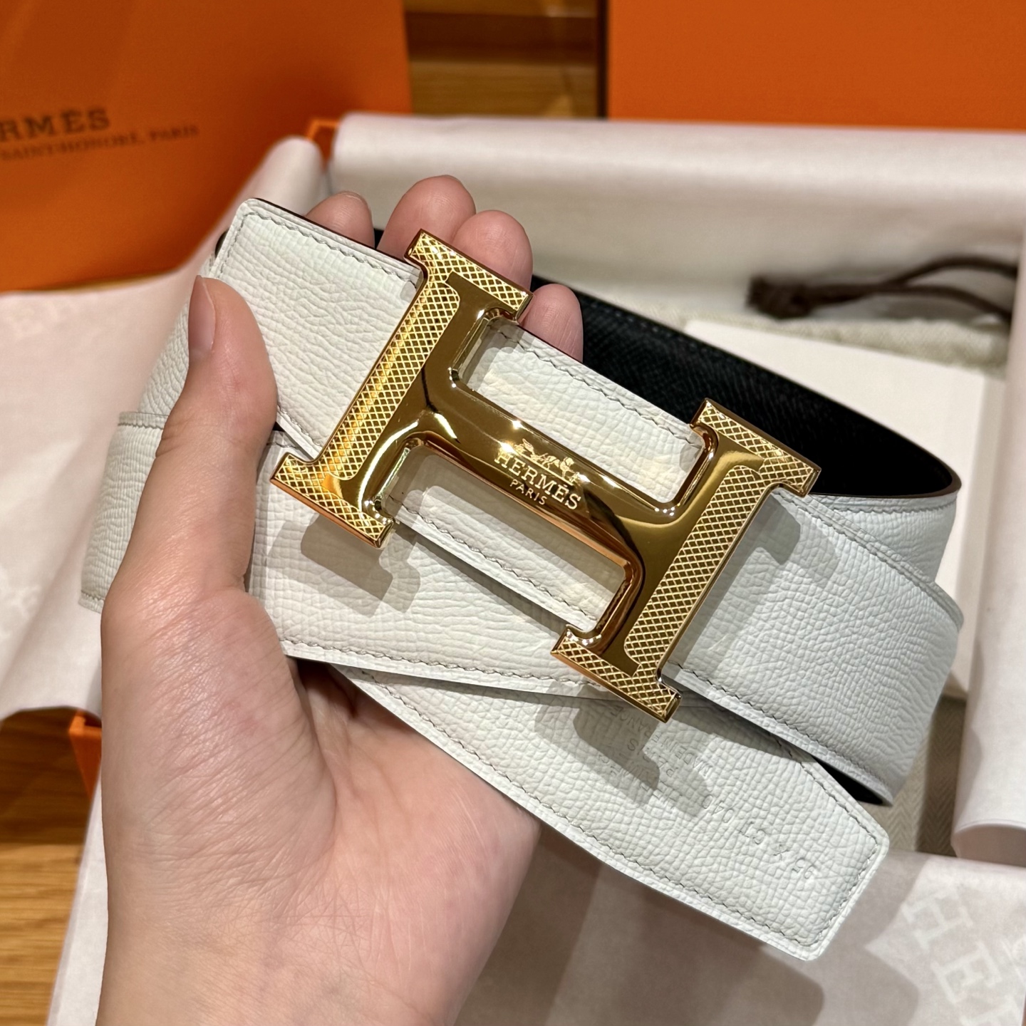 H家男士双面腰带 - 洗練されたデザインと高品質な素材