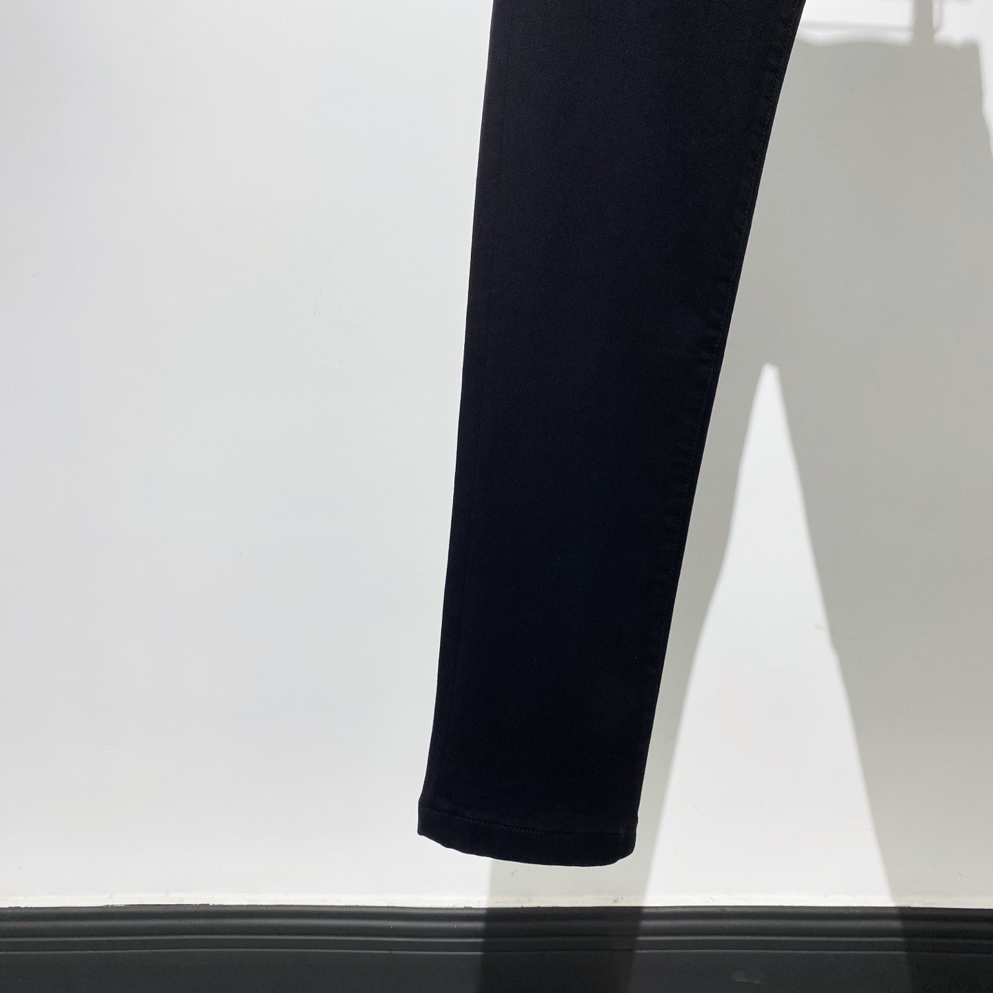 ᴛʜᴇ ᴡᴏʀʟᴅ ᴄᴇɴᴛᴇʀ｜兜兜转转还得是它！！
极致世界的色彩就是非白即黑，这是一条能代表你态度的黑牛，借鉴ᴛʜᴇ ʀᴏᴡ风格的修身弹力牛仔裤
优质紧密精纺斜纹弹力牛仔布，面料细腻的斜纹感，挺阔且兼具亲肤感……
高定开模金属配饰以及真皮装饰，修身弹力巧妙拉长腿部比例，兼顾自在与酷飒，侧面流畅微弧线条，造型感强让你帅的毫不费力！！
尺码指南：30-腰围74-臀围92-裤长103
P285 黑色 size：30 31 32 33 34 36（新品）