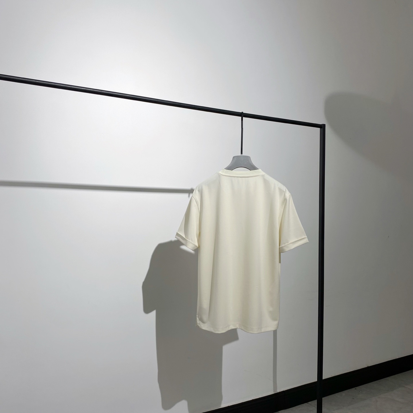 新品！！
日本定STYLEM混纺纤维，所有纱线皆Made in Japan……
圆领罗纹针织拼接，V型口袋设计，通过极简剪裁，优雅又显老钱随性……
自带细腻光泽度，富有真丝般垂坠质感，上身舒适透气和垂感兼备呈现灵动飘逸的自然高笈！！
面料成份：42%莫代尔 17%特种丝 35%聚酯纤维 6%氨纶
尺码指南：L-胸围108-肩宽47-衣长67
P235 白色 size：M L XL XXL XXXL（新品）