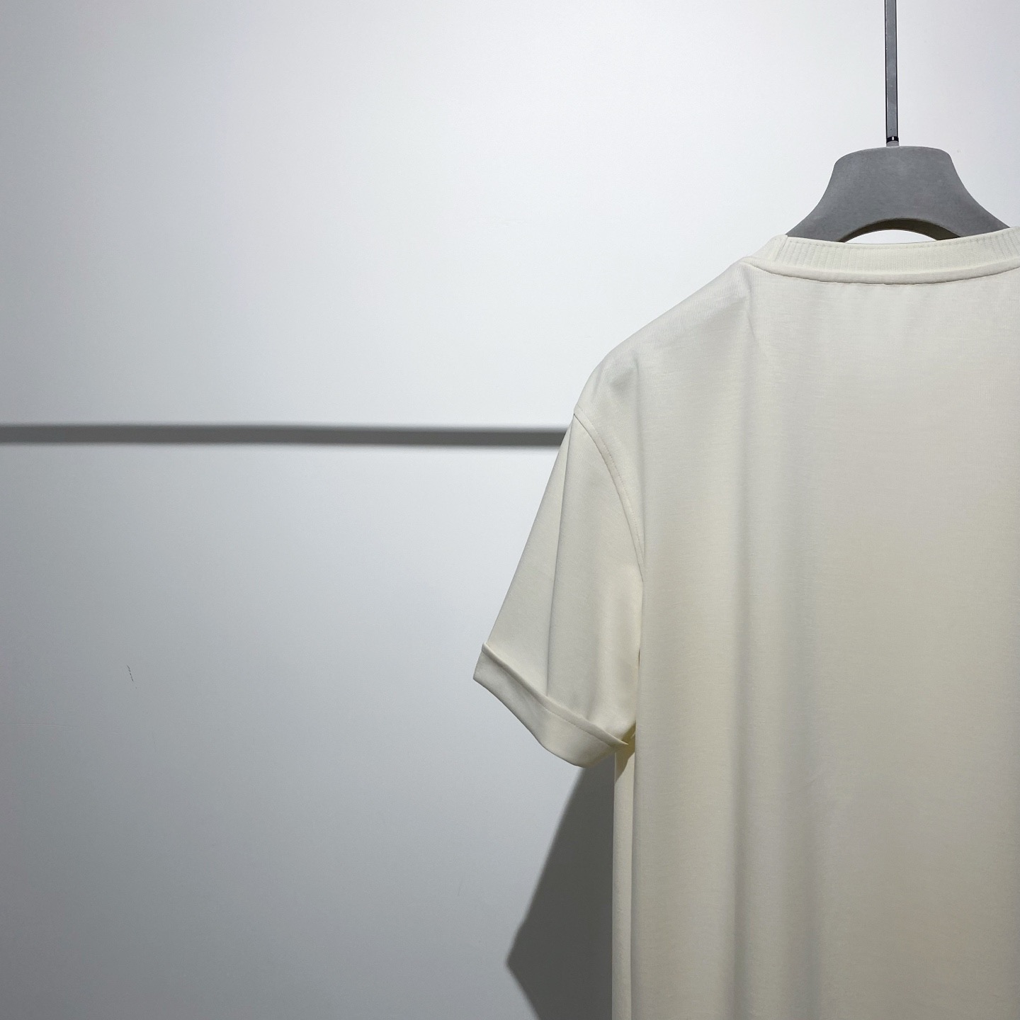 新品！！
日本定STYLEM混纺纤维，所有纱线皆Made in Japan……
圆领罗纹针织拼接，V型口袋设计，通过极简剪裁，优雅又显老钱随性……
自带细腻光泽度，富有真丝般垂坠质感，上身舒适透气和垂感兼备呈现灵动飘逸的自然高笈！！
面料成份：42%莫代尔 17%特种丝 35%聚酯纤维 6%氨纶
尺码指南：L-胸围108-肩宽47-衣长67
P235 白色 size：M L XL XXL XXXL（新品）
